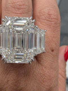 Anello con diamante taglio smeraldo da 8.17 carati Certificato GIA