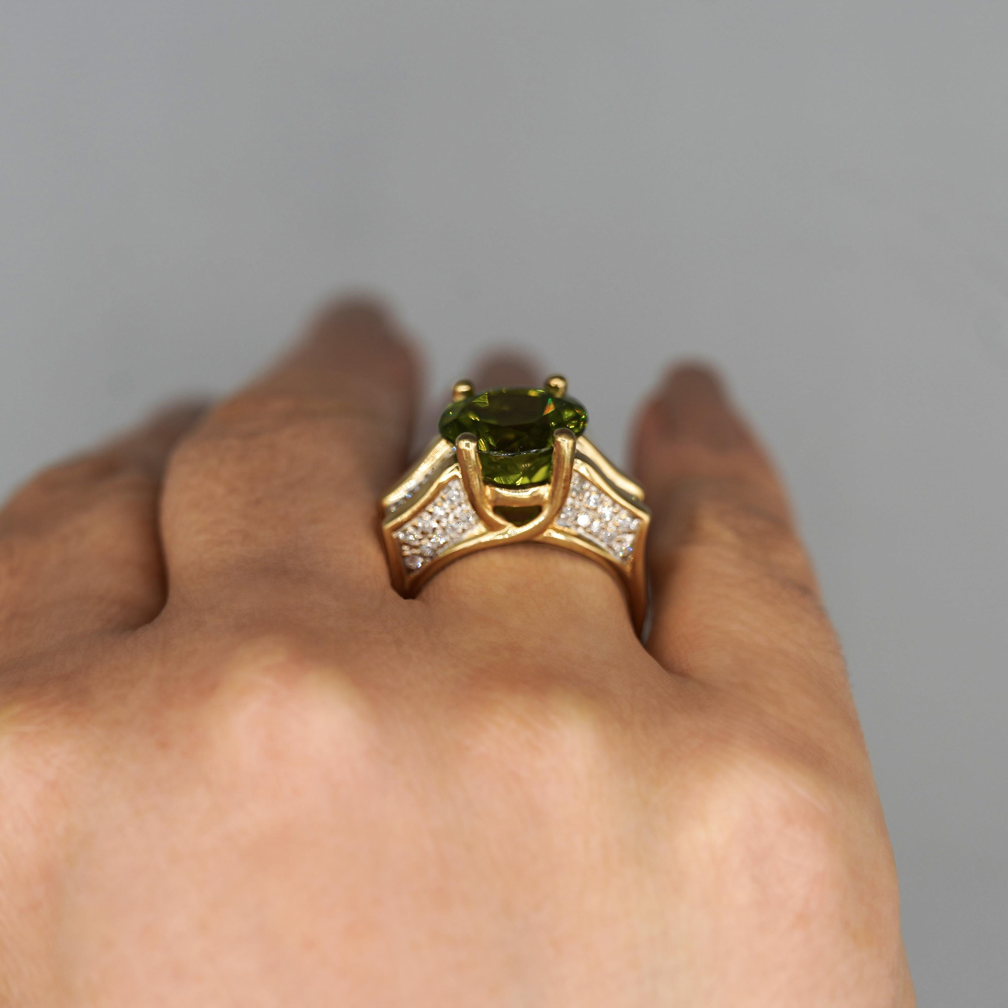 Natürlicher Peridot mit 8,17 Karat im Rundschliff und 1,50 Diamanten im Rundschliff in zweifarbigem 18-karätigem Gold als Statement-Ring. Größe 8, verstellbar. 

Einzelheiten:
Artikel Typ: Statement-Ring
Metall: 18KY Gold
Größe: 8