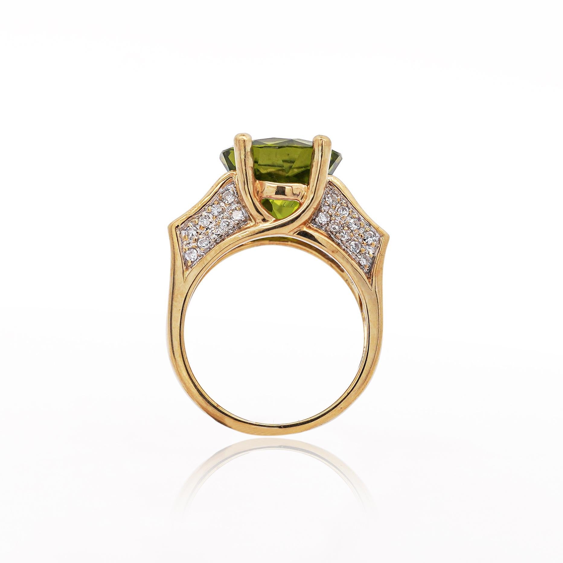 8,17 Karat Rundschliff Peridot & Diamant 18K Gold Statement Ring (Moderne) im Angebot