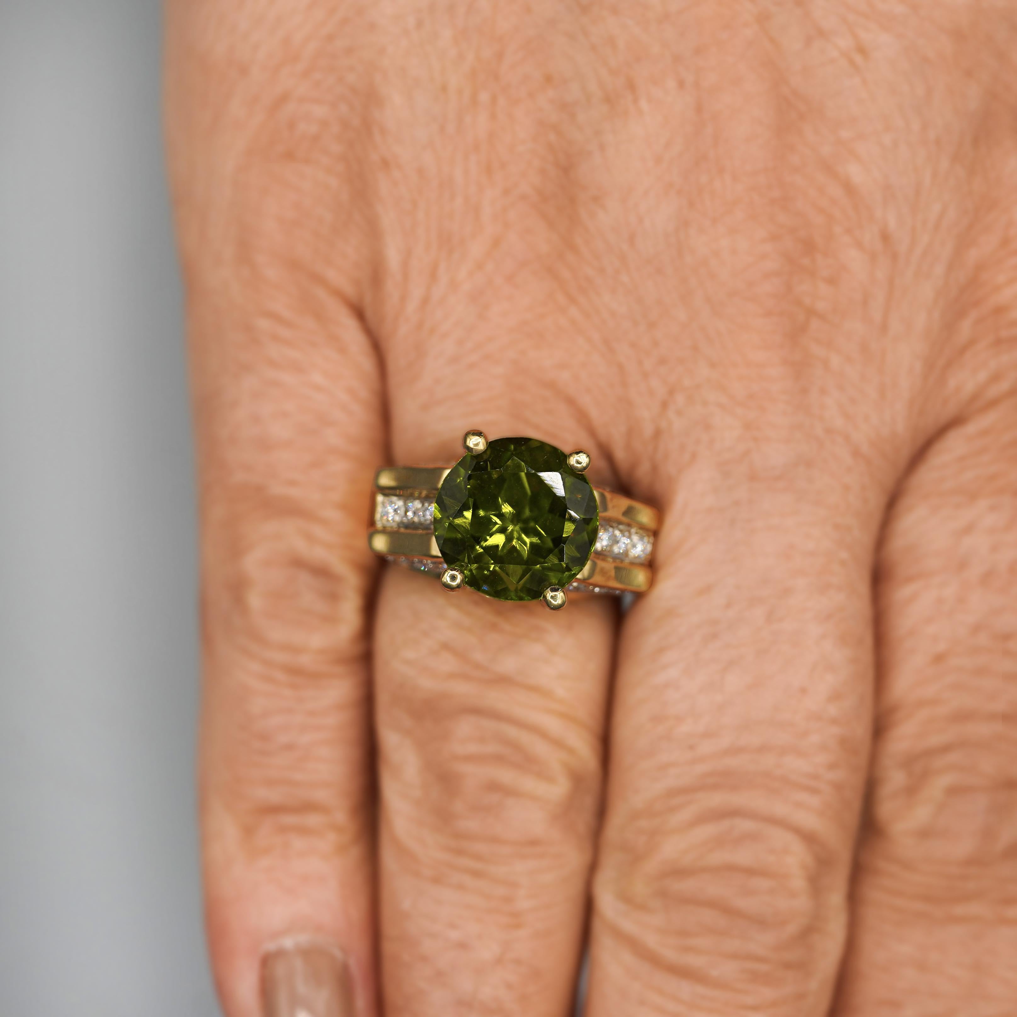 8,17 Karat Rundschliff Peridot & Diamant 18K Gold Statement Ring im Angebot 1