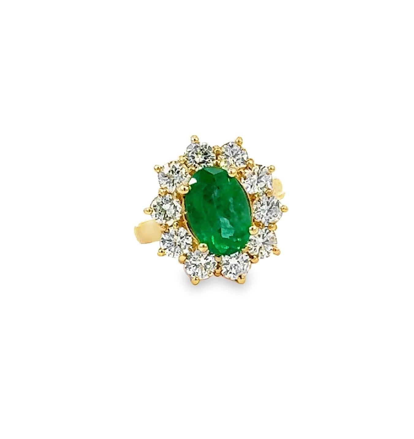 Artikel # 8173

Vierzehn Karat (14K) Gelbgold natürlichen Smaragd Beryll und Diamant-Ring. 
In der Mitte des Rings befindet sich ein natürlicher Smaragd-Beryll im ovalen Brillantschliff. Runde Diamanten im Brillantschliff betonen den Ring um den