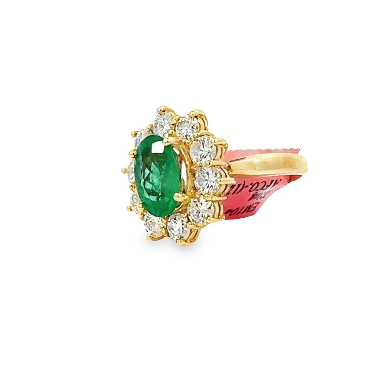 14K Damenring mit Smaragd und Diamanten (Ovalschliff) im Angebot