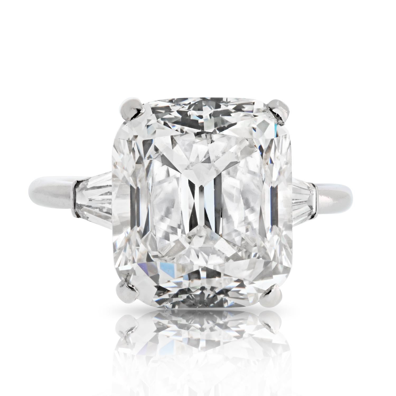 Laissez-vous séduire par l'allure intemporelle de cette extraordinaire bague de fiançailles, ornée d'un spectaculaire diamant coussin de 8,17 carats de taille ancienne certifié par le GIA. 

Doté d'une couleur L, le diamant présente une chaleur