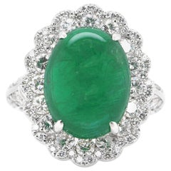 Anello con smeraldo africano naturale da 8,18 carati e diamanti incastonati in platino