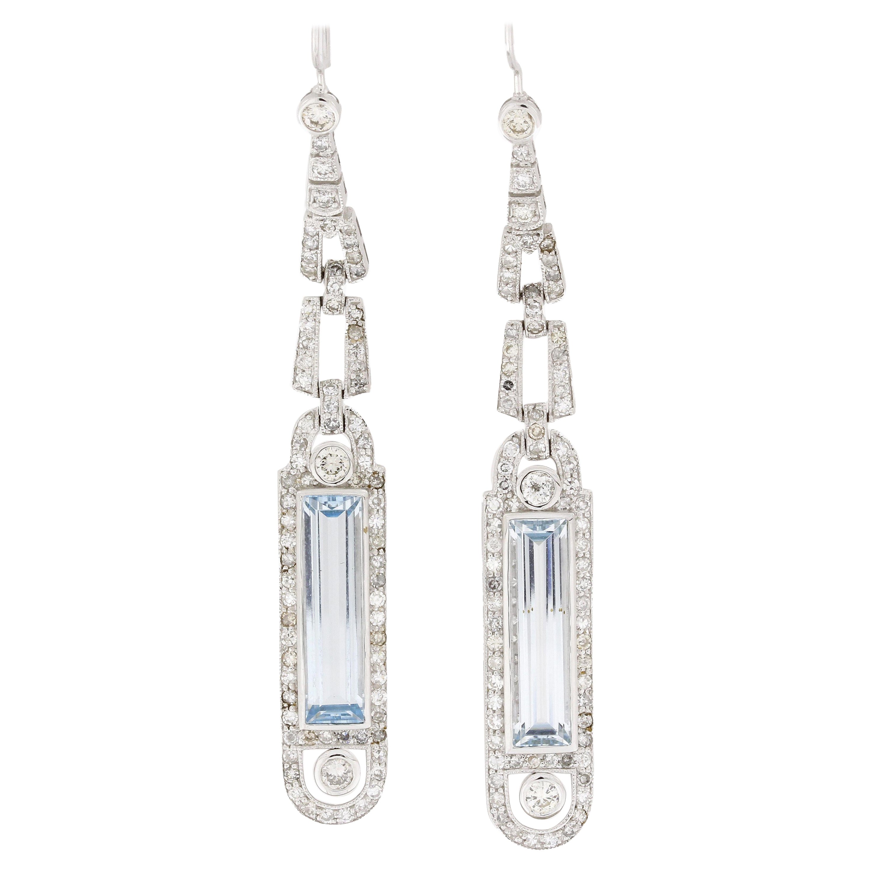 Boucles d'oreilles en goutte en or blanc avec topaze bleu ciel et diamants de 8,18 carats