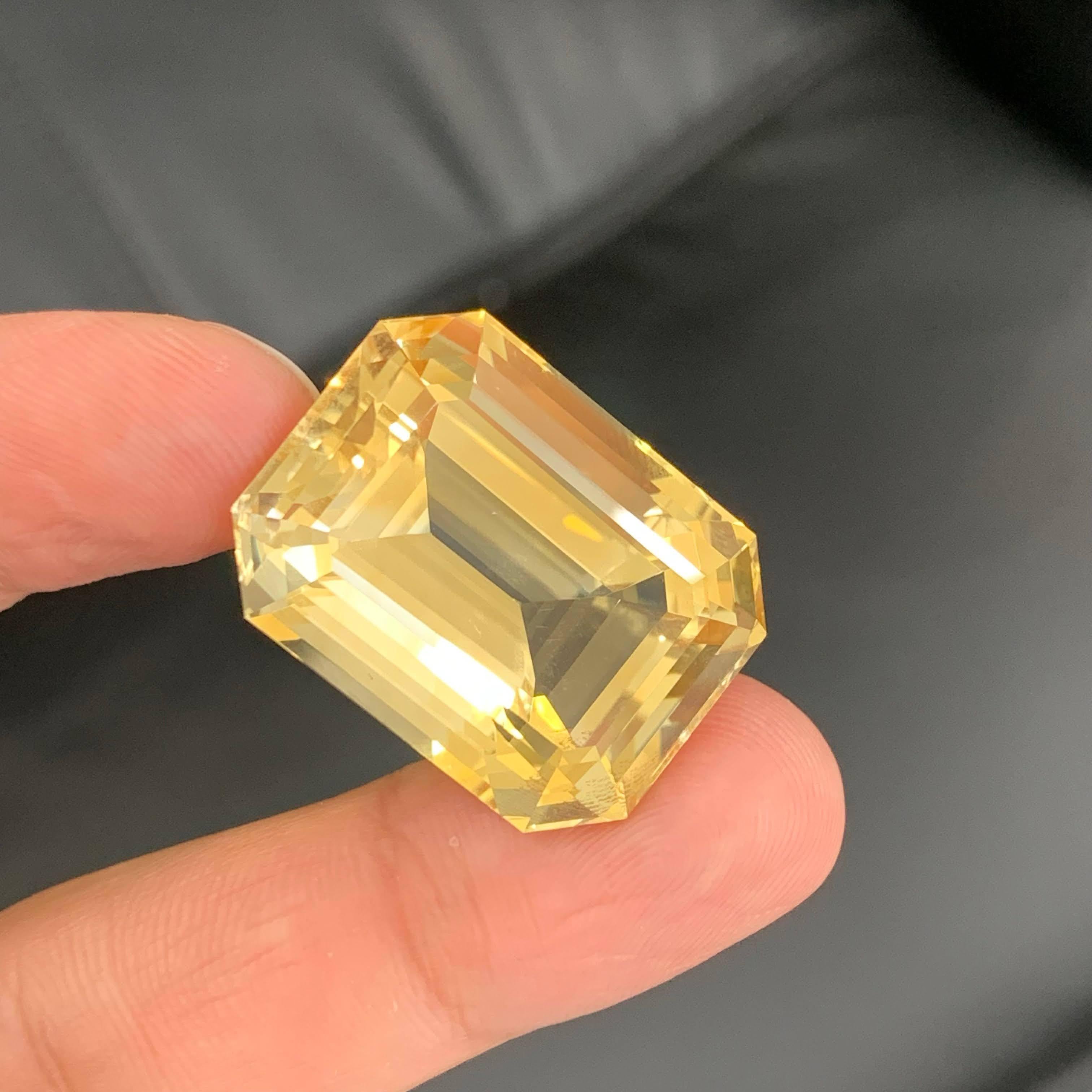 81,85 Carati Nature Sciolto Giallo Dorato Citrino Taglio Smeraldo Gemma Brasiliana in vendita 4