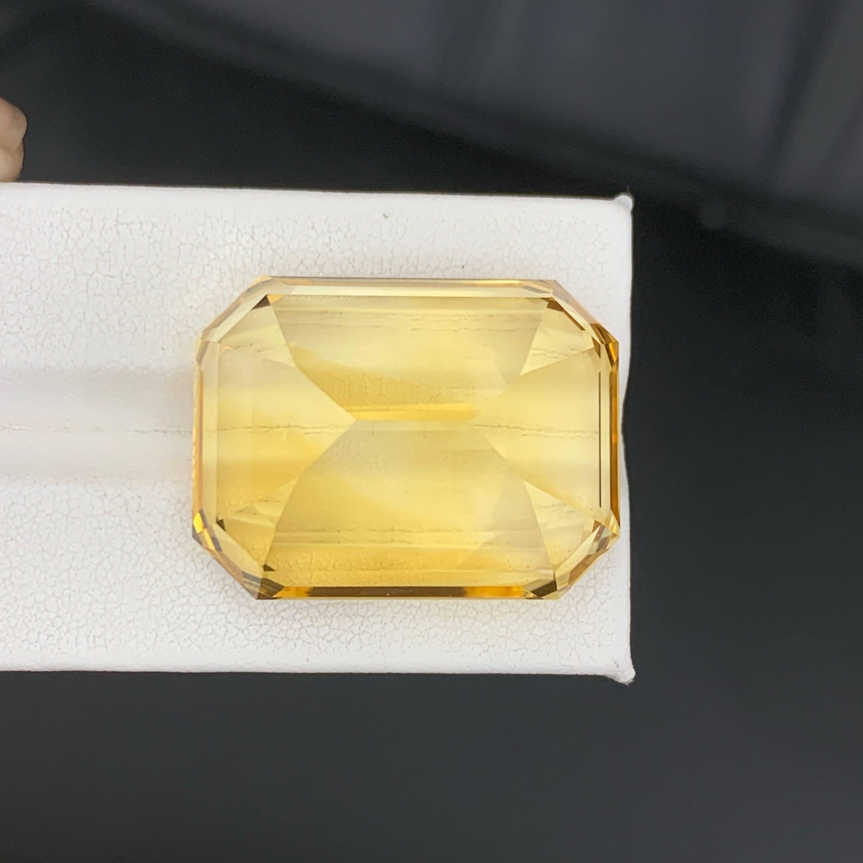 81,85 Carati Nature Sciolto Giallo Dorato Citrino Taglio Smeraldo Gemma Brasiliana in vendita 5