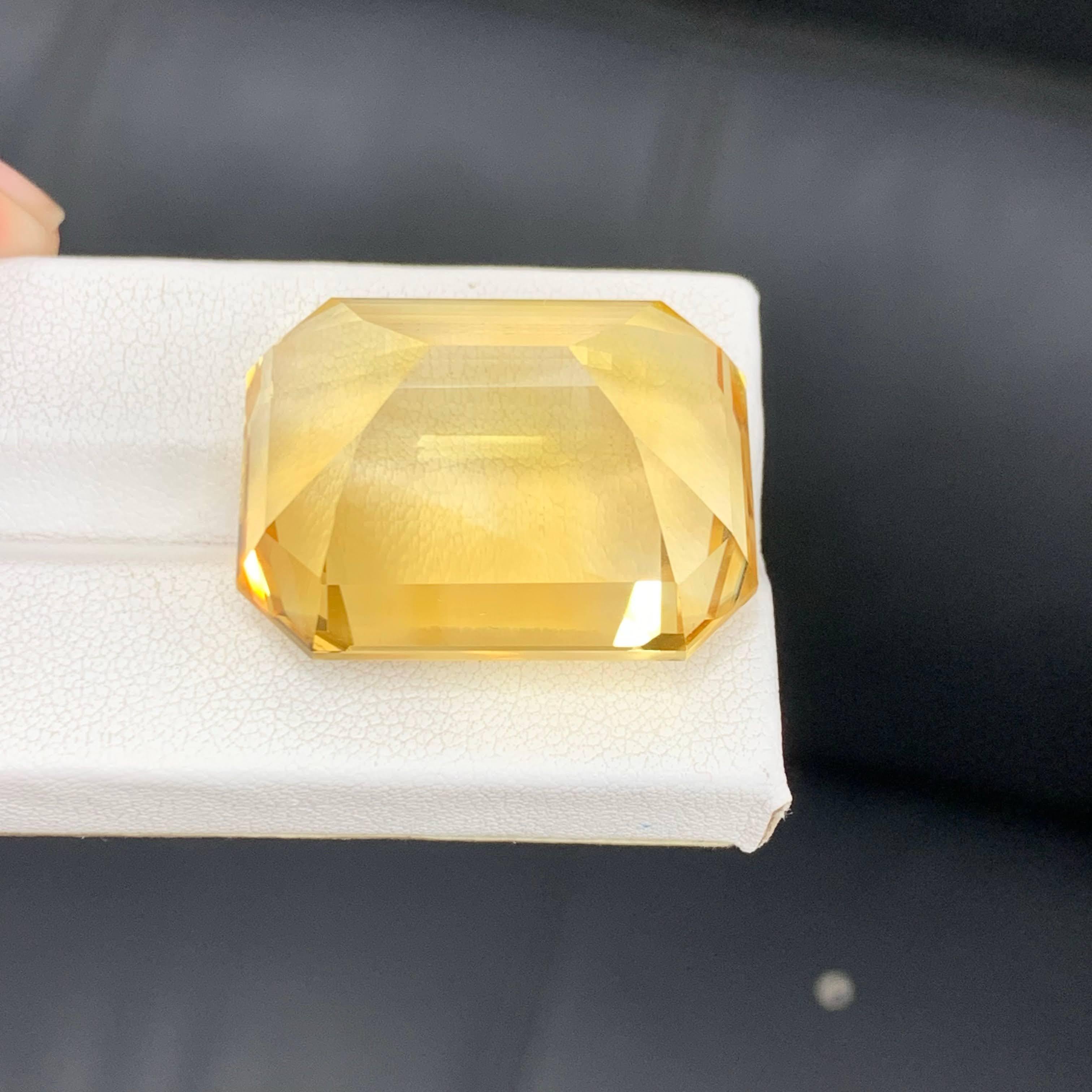 Moderno 81,85 Carati Nature Sciolto Giallo Dorato Citrino Taglio Smeraldo Gemma Brasiliana in vendita