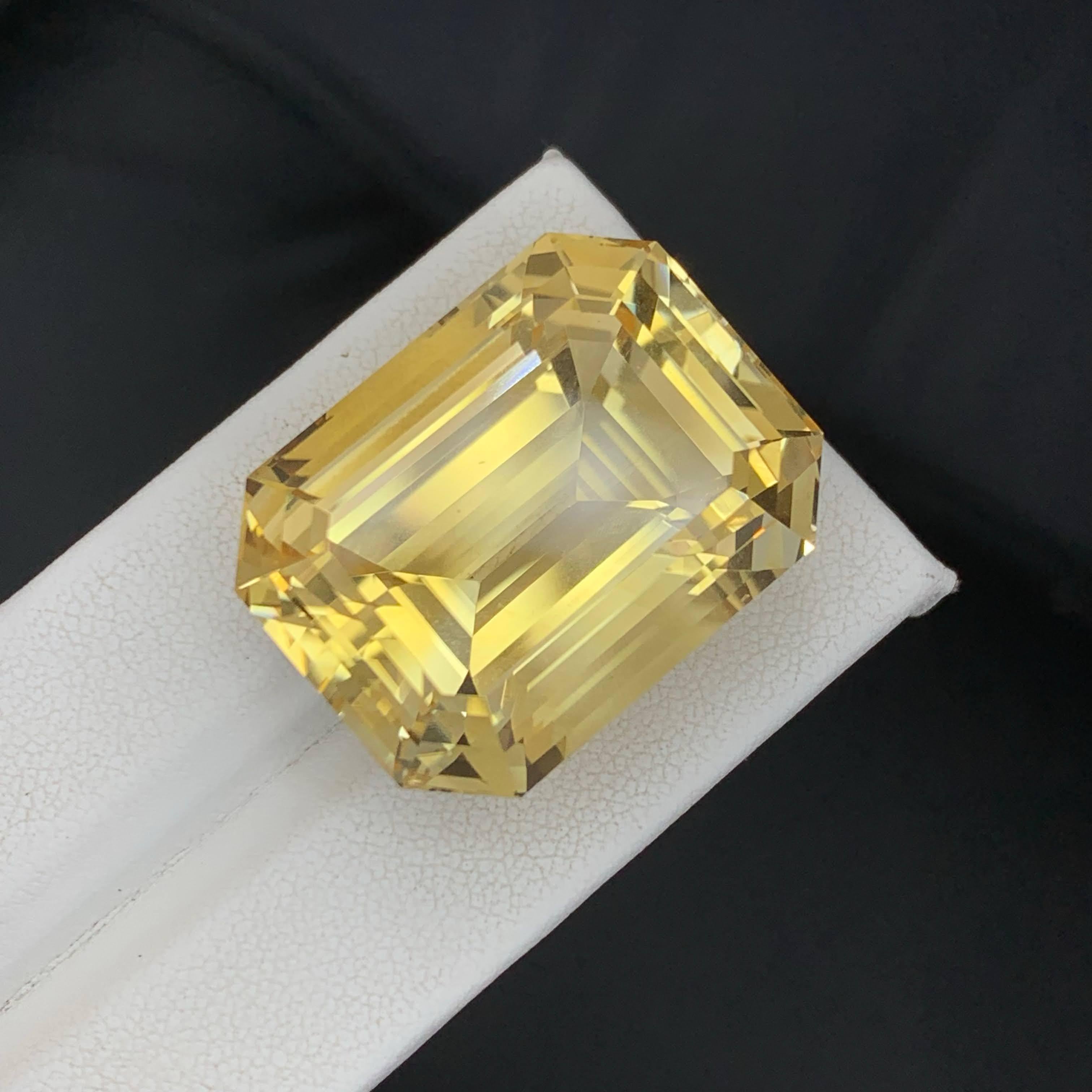 Taglio smeraldo 81,85 Carati Nature Sciolto Giallo Dorato Citrino Taglio Smeraldo Gemma Brasiliana in vendita