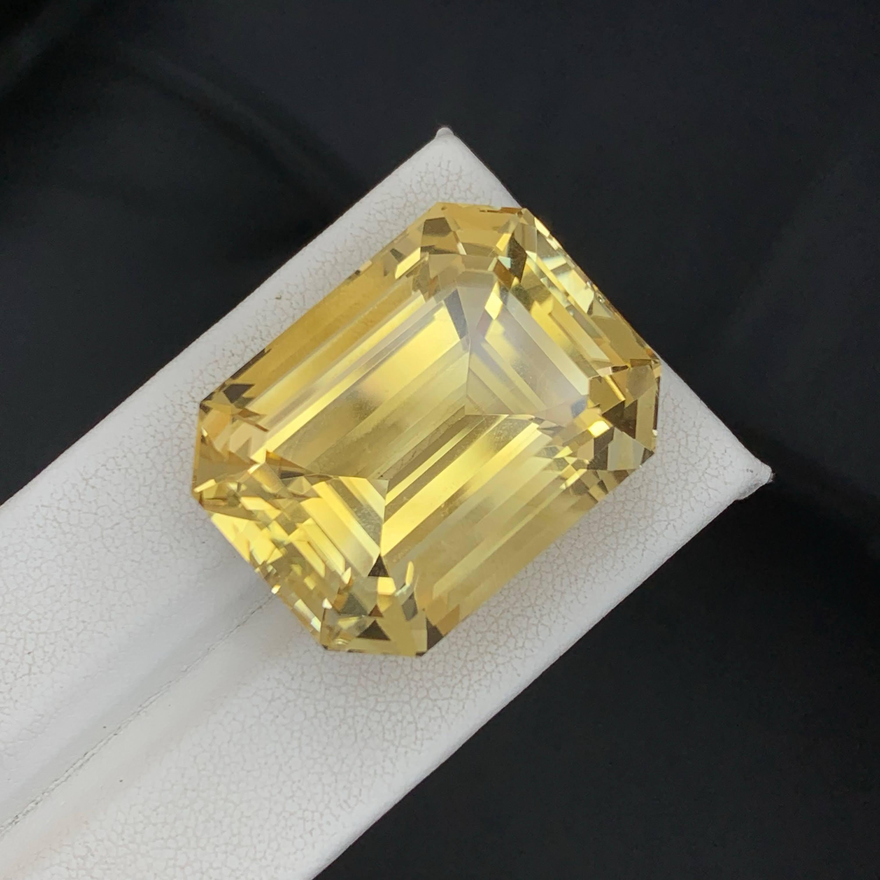 81,85 Carati Nature Sciolto Giallo Dorato Citrino Taglio Smeraldo Gemma Brasiliana In condizioni Nuovo in vendita a Bangkok, TH