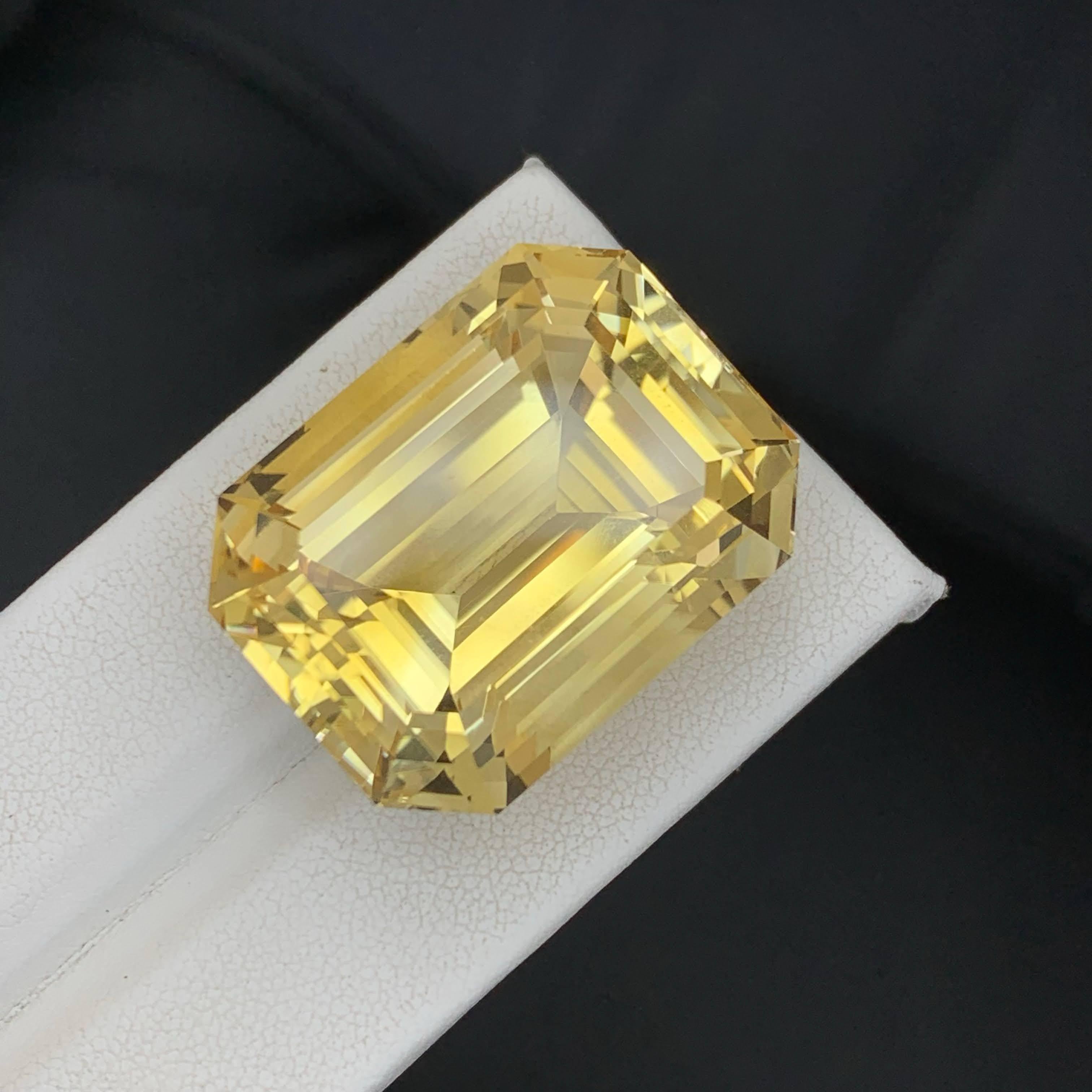 81,85 Carati Nature Sciolto Giallo Dorato Citrino Taglio Smeraldo Gemma Brasiliana in vendita 1