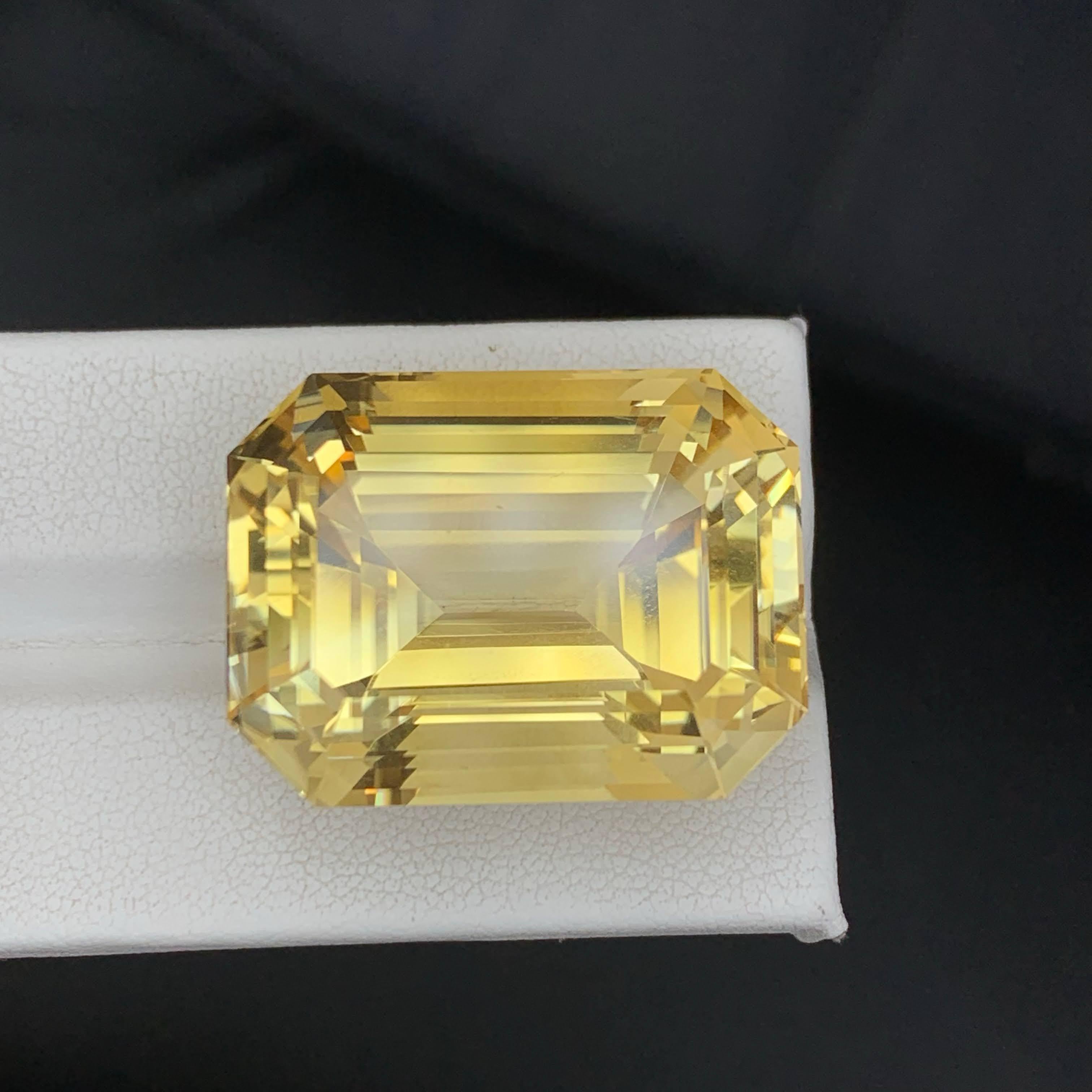 81,85 Carati Nature Sciolto Giallo Dorato Citrino Taglio Smeraldo Gemma Brasiliana in vendita 3