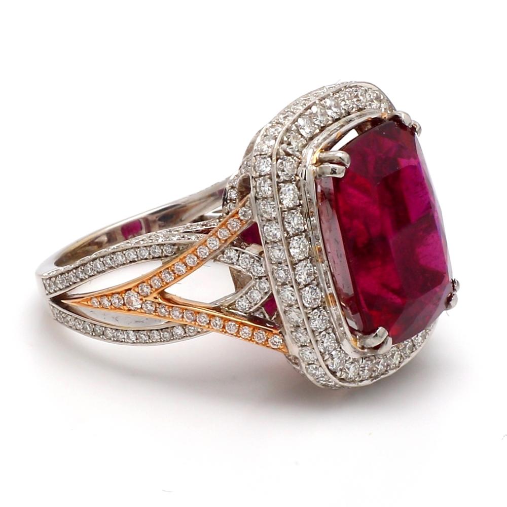 8,18ct Rubellit Turmalin Kissenschliff & Diamant Ring 

Diese elegante 8,18 Karat Rubellit und Turmalin Kissen geschnitten Stein sitzt in einem 18 Karat Weißgold Korb Kathedrale Einstellung mit 1,77ctw Halo und versteckten Halo zusammen mit einem
