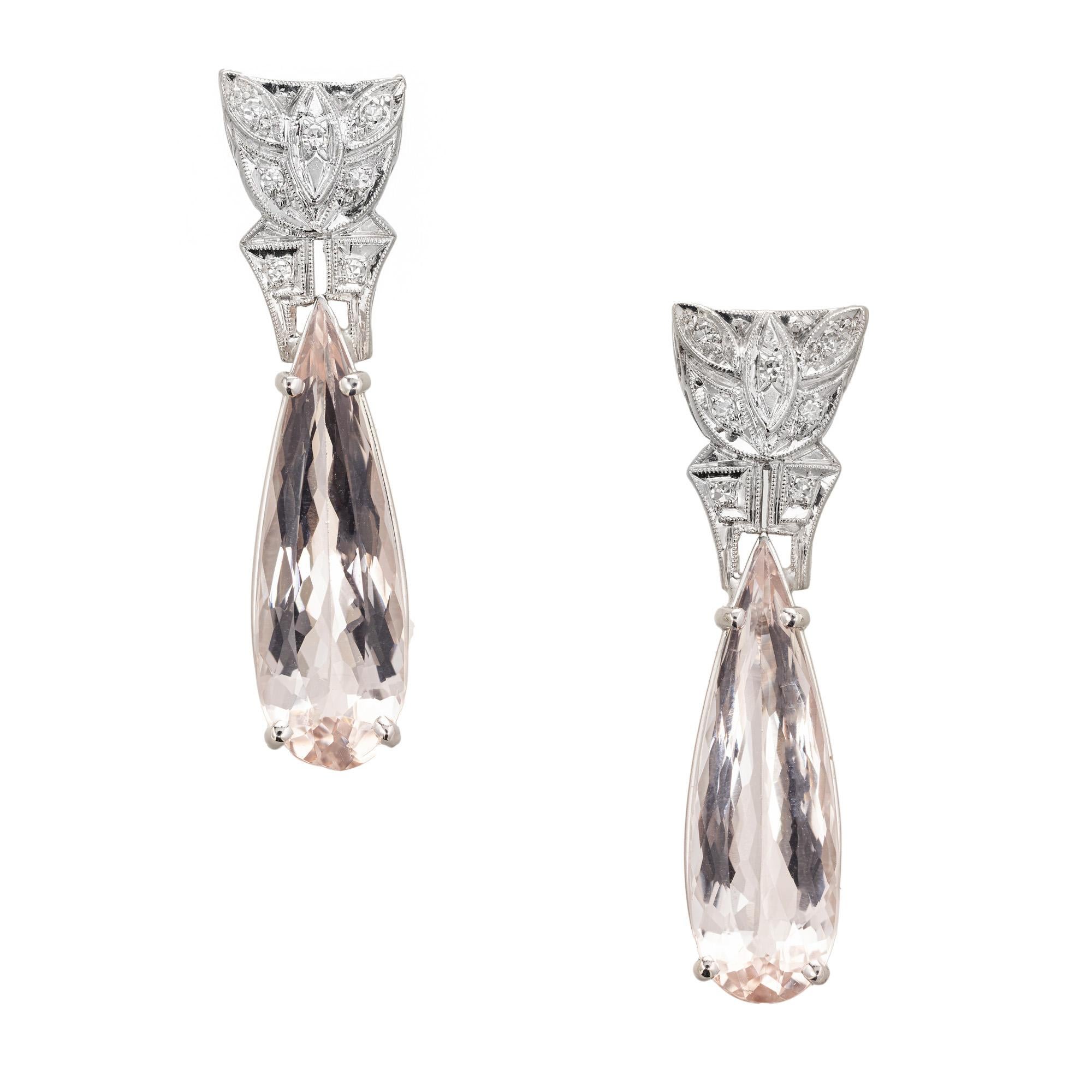 Orecchini pendenti in morganite e diamanti vintage degli anni '40. 2 gemme di morganite a forma di pera con un peso totale approssimativo di 8,19 carati incastonate in una montatura di platino con 12 diamanti a taglio singolo. Un bellissimo colore