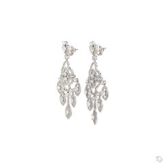 Boucles d'oreilles en or serties d'un diamant rond taille brillant de 8.19 carats
