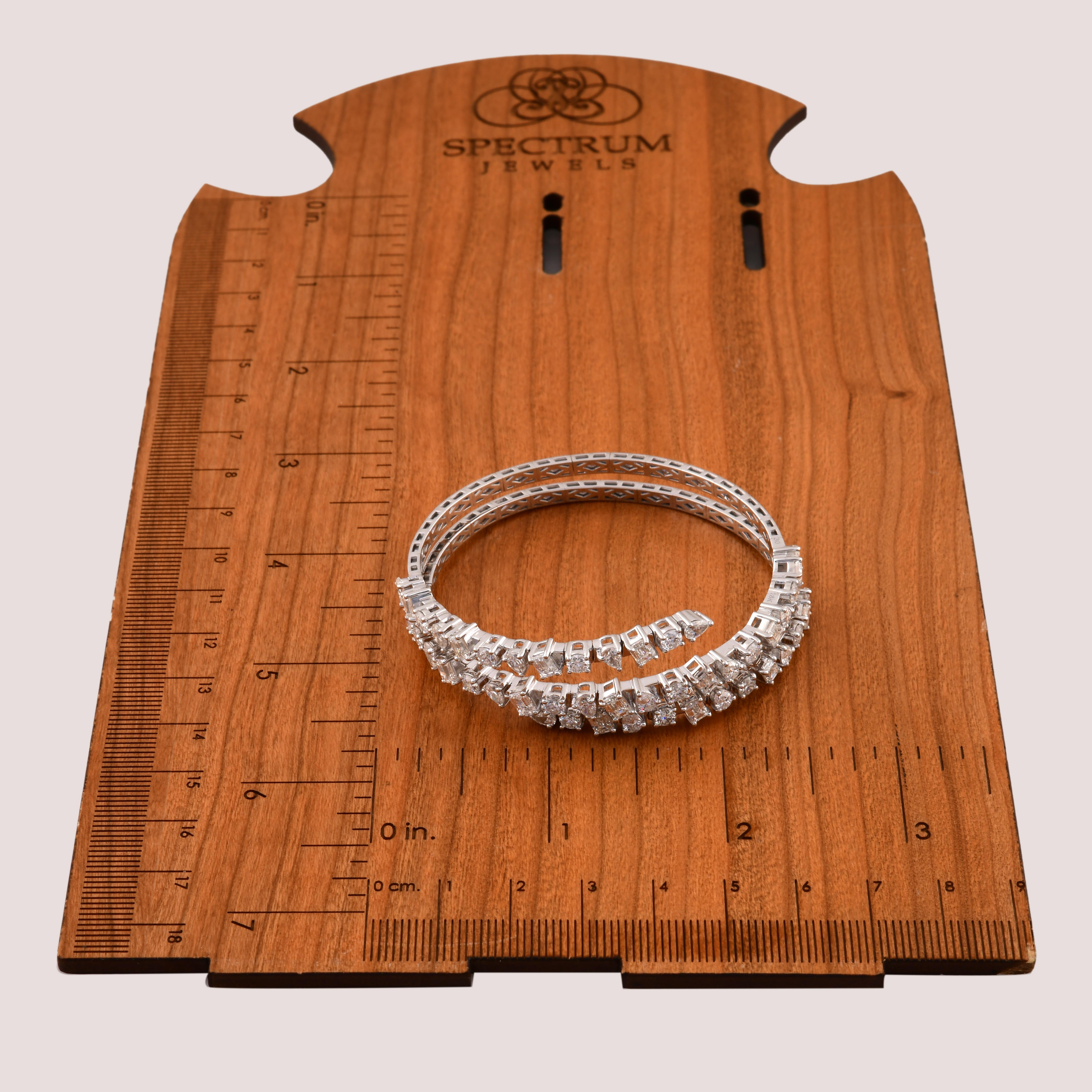 8,19 Karat SI/H Spiral-Armreif aus 14 Karat Weißgold mit mehrfarbigen Diamanten in Spiralform (Smaragdschliff) im Angebot