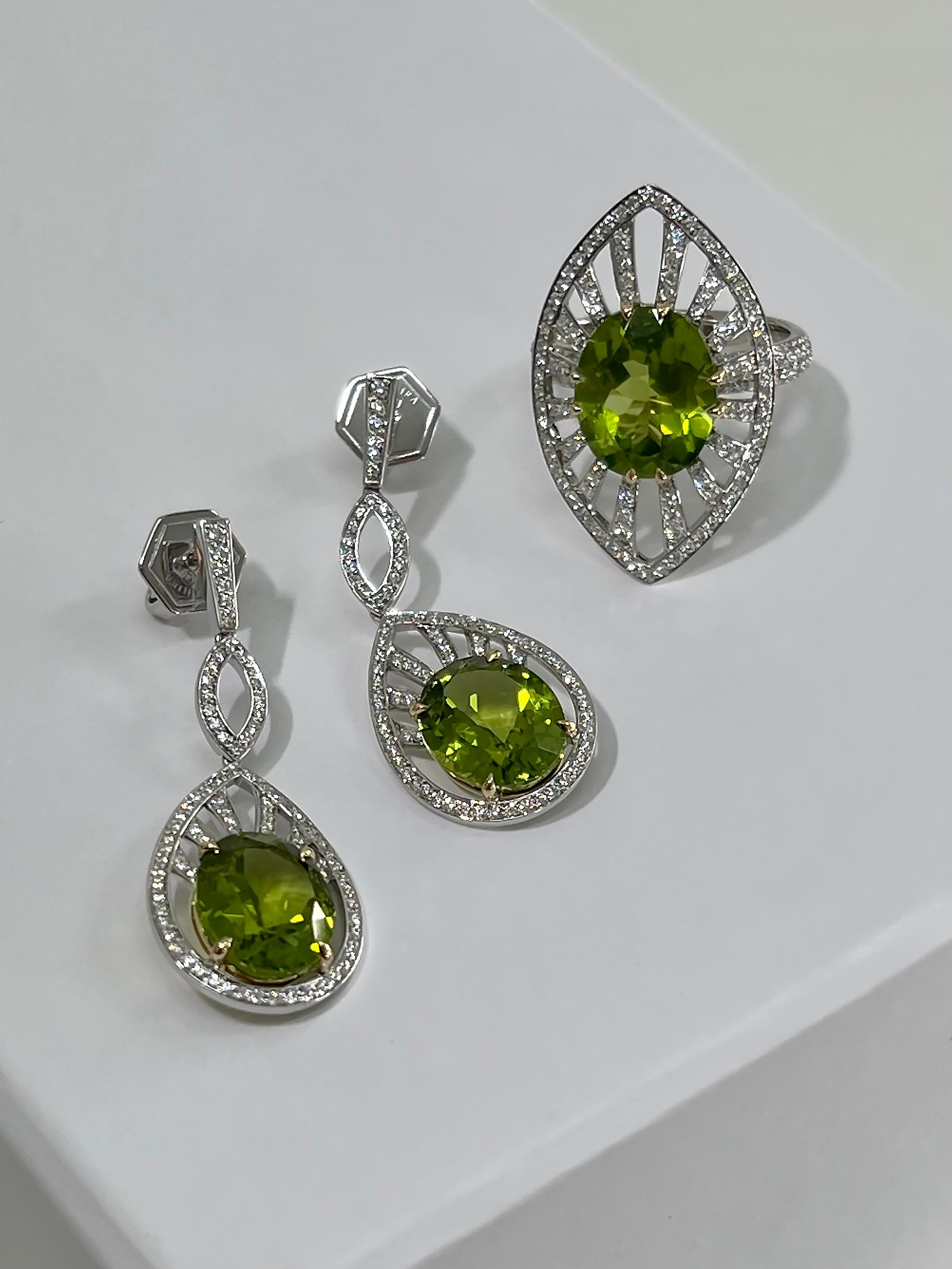 Moderno Orecchini pendenti con peridoto e diamanti da 8,19 carati in oro bianco 18 carati in vendita