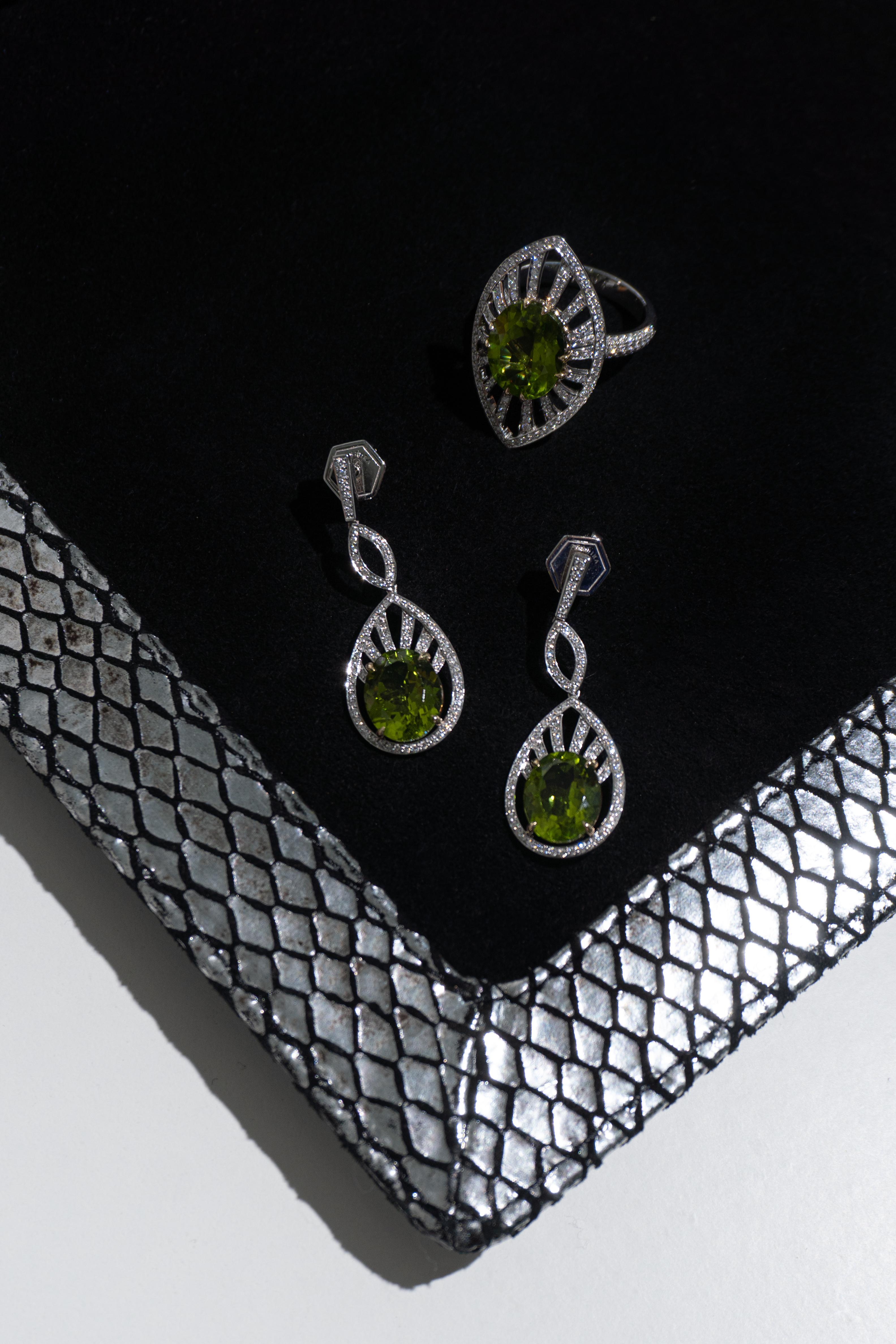 8.19 Carat Peridot and Diamond Dangle Earrings in 18k White Gold In New Condition For Sale In Bangkok, TH