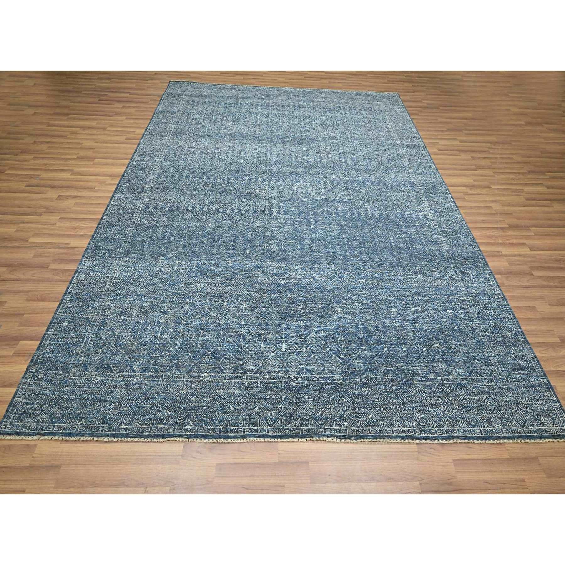 Bleu impérial, motif géométrique répétitif complexe d'arbres, ton sur ton, noué à la main, laine et soie, tapis d'Orient
Matériaux primaires : Laine et soie
Latex : Pas de poils 
hauteur : 0,25 pouces
Style : Transitionnel
Couleur primaire :