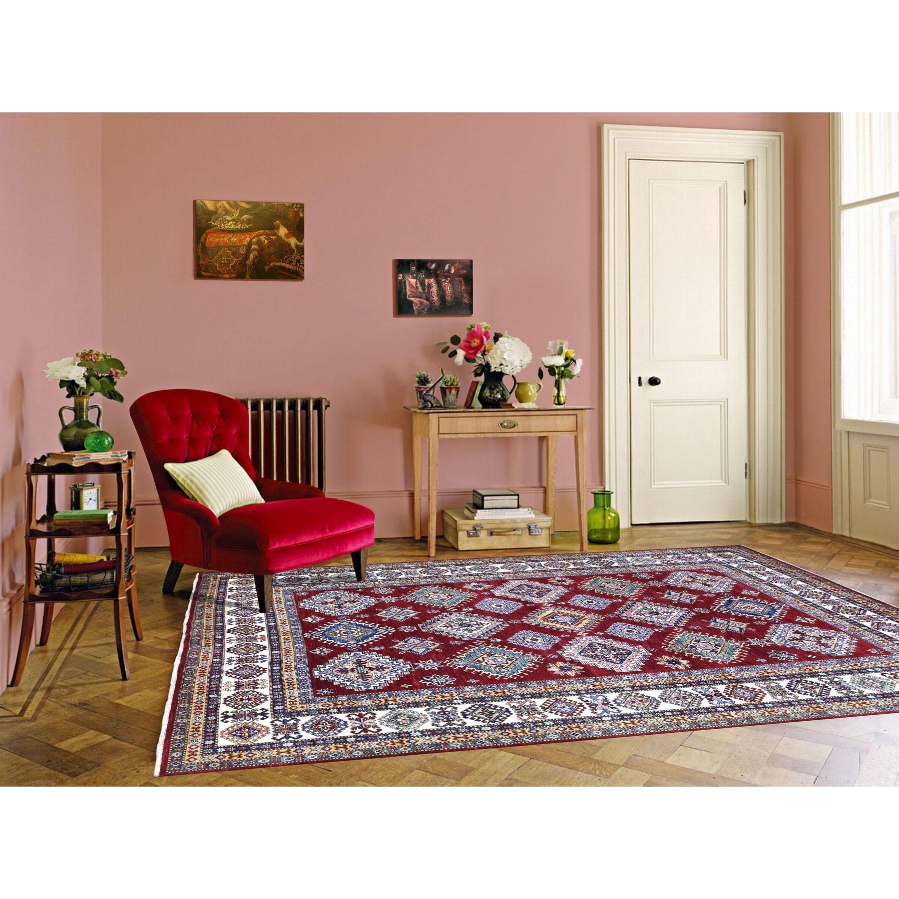 Si tratta di un autentico esemplare unico di tappeto orientale Super Kazak annodato a mano in morbida lana afgana di colore rosso intenso con design geometrico. È stato annodato per mesi e mesi con tecniche di tessitura secolari da esperti