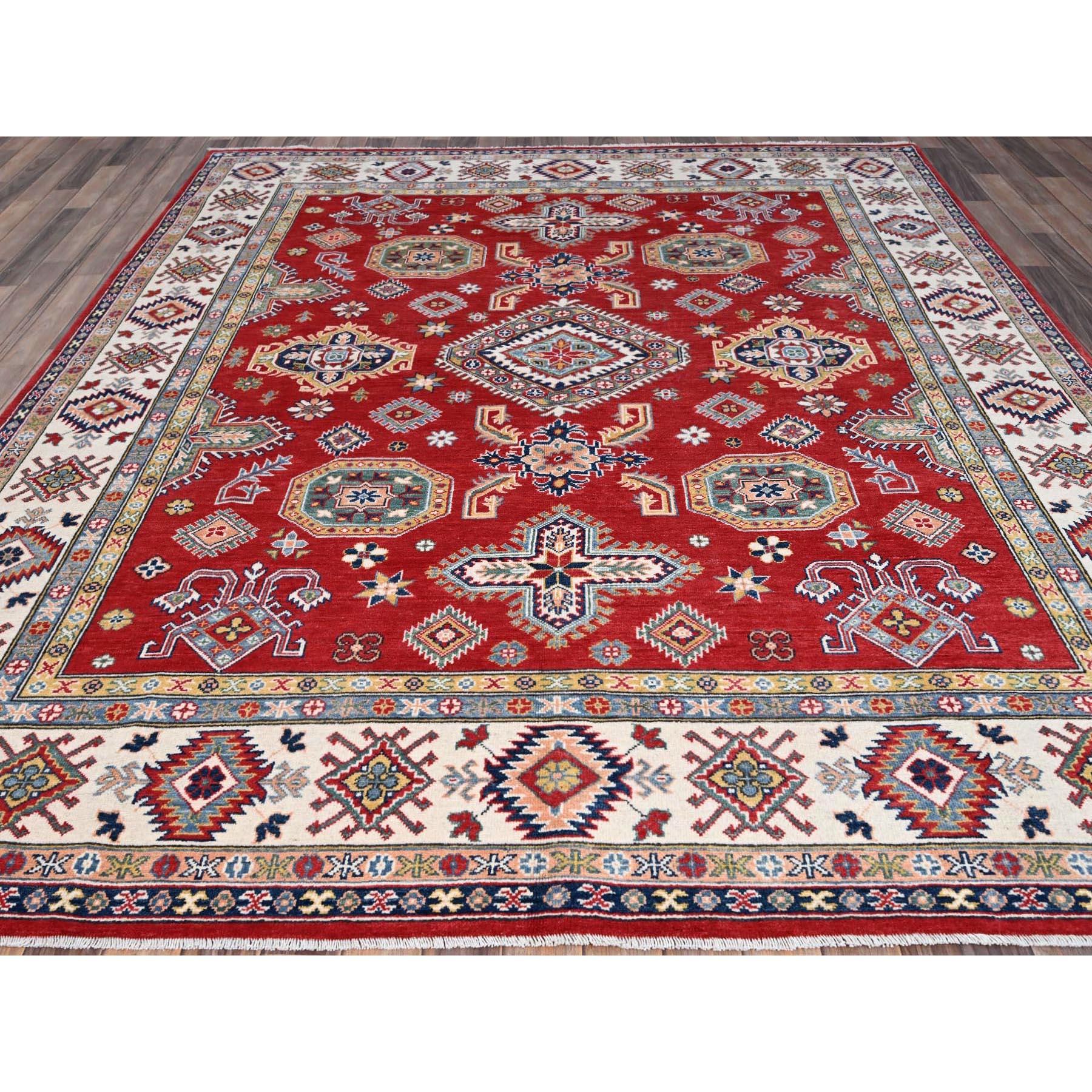 Ésta es una auténtica alfombra kazaka, anudada a mano, de pura lana y oriental. Ha sido anudada durante meses y meses con técnicas artesanales de tejido centenarias por expertos artesanos.
Materiales primarios: Lana
Látex: Sin pelo 
altura: 0,25