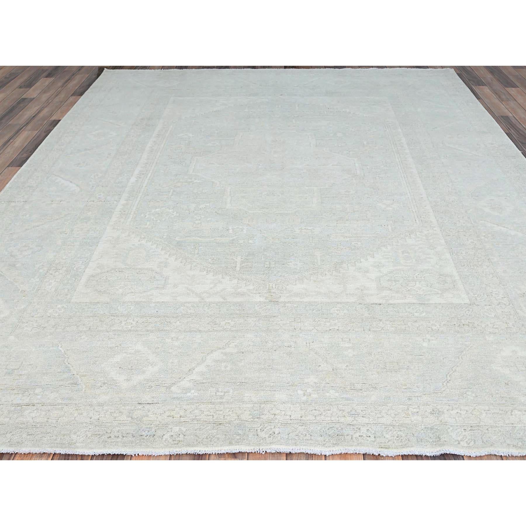 Dies ist eine wirklich echte one-of-a-kind White Wash Peshawar Afghan Chobi, reine Wolle, handgeknüpft, Orientteppich. Es wurde monatelang von erfahrenen Kunsthandwerkern in jahrhundertealten Webtechniken geknüpft.
Primäre MATERIALIEN: Wolle
Latex: