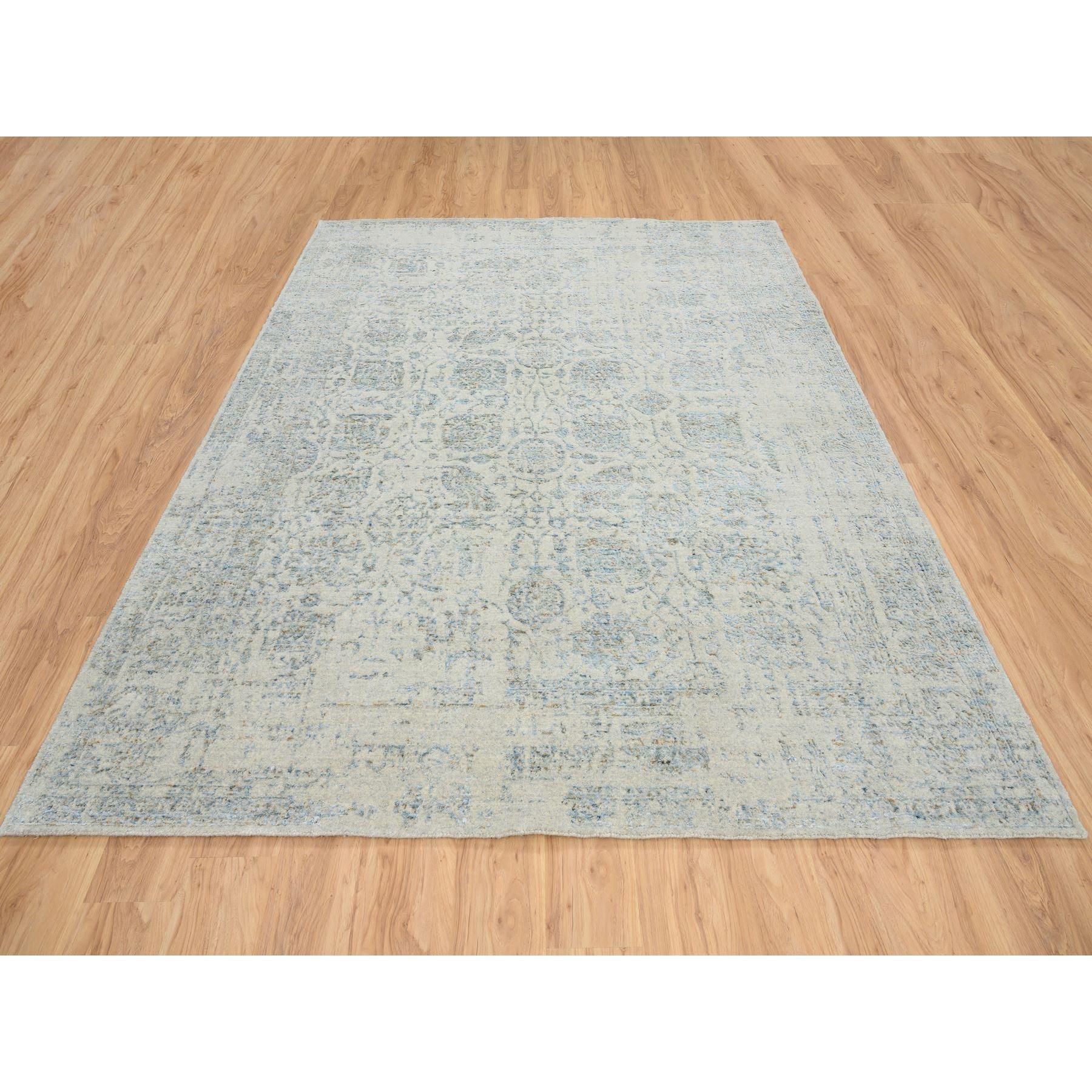 Dies ist eine wirklich echte one-of-a-kind Grau mit einem Hauch von Blau, Jacquard Hand Loomed Wolle und pflanzlicher Seide, Tabriz Design, Orientteppich. Es wurde monatelang in jahrhundertealten Webtechniken von erfahrenen Kunsthandwerkern