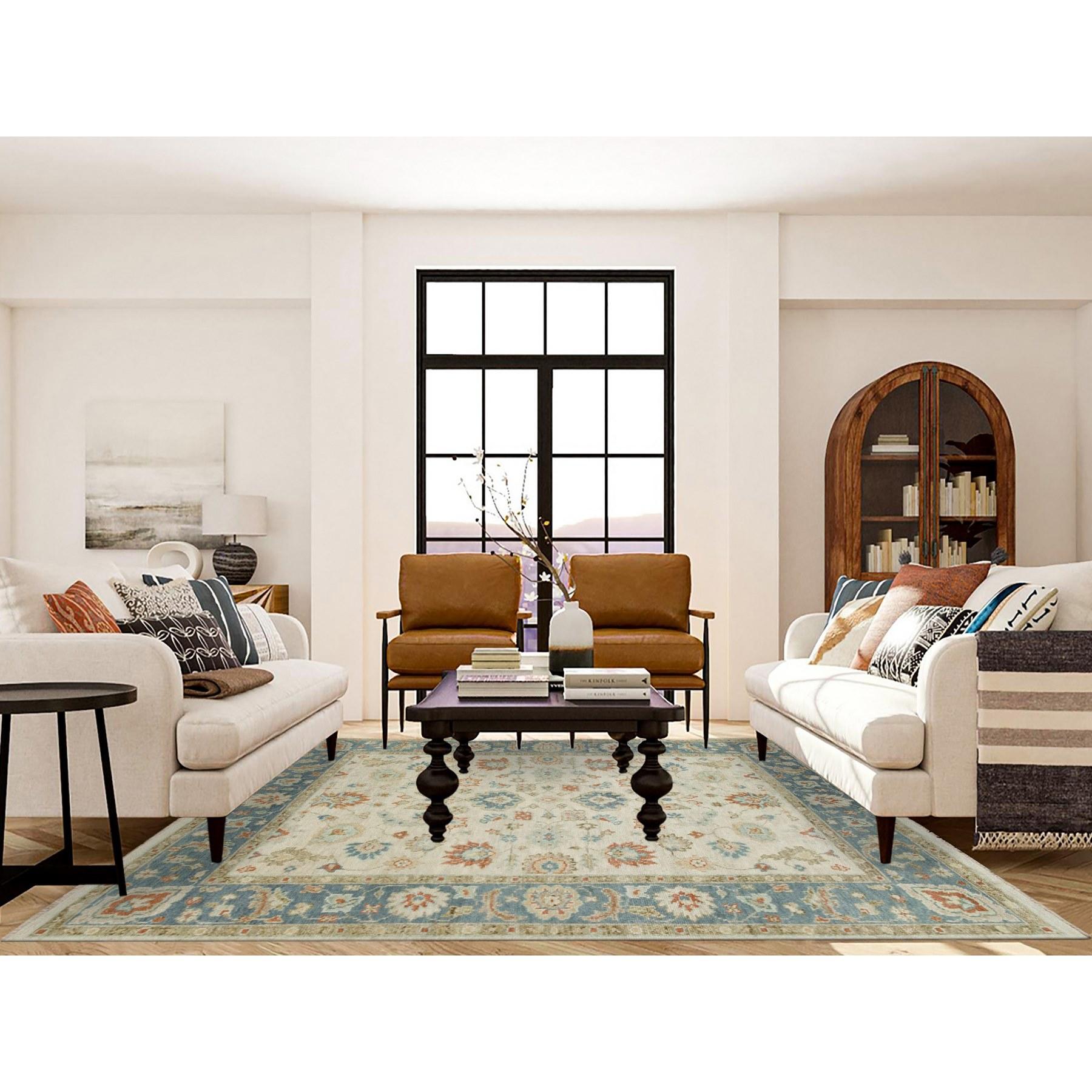 Se trata de una auténtica alfombra oriental, única en su género, de color crema claro, oushak con diseño floral por toda la superficie, anudada a mano con lana pura, gruesa y afelpada. Se ha anudado durante meses y meses con técnicas artesanales de