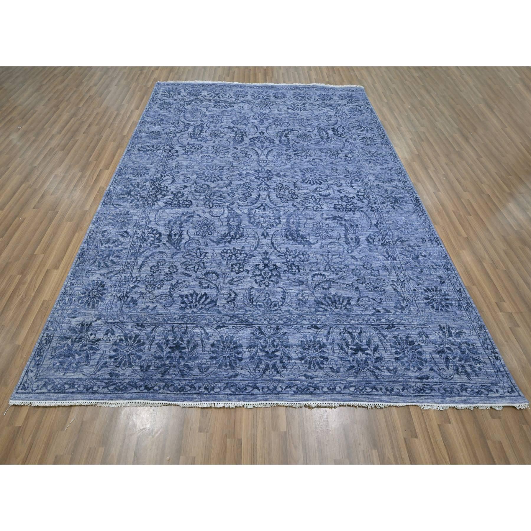 Lila, Gesättigte Farben und Muster, Ton in Ton, Handgeknüpft, Wolle & Seide, Abrasch, Orientteppich
Primäre MATERIALIEN: Wolle & Seide
Latex: Kein Flor 
Höhe: 0,25 Zoll
Stil: Transitional
Grundfarbe: Lila
Sekundäre Farben: Denim-Blau
Muster: