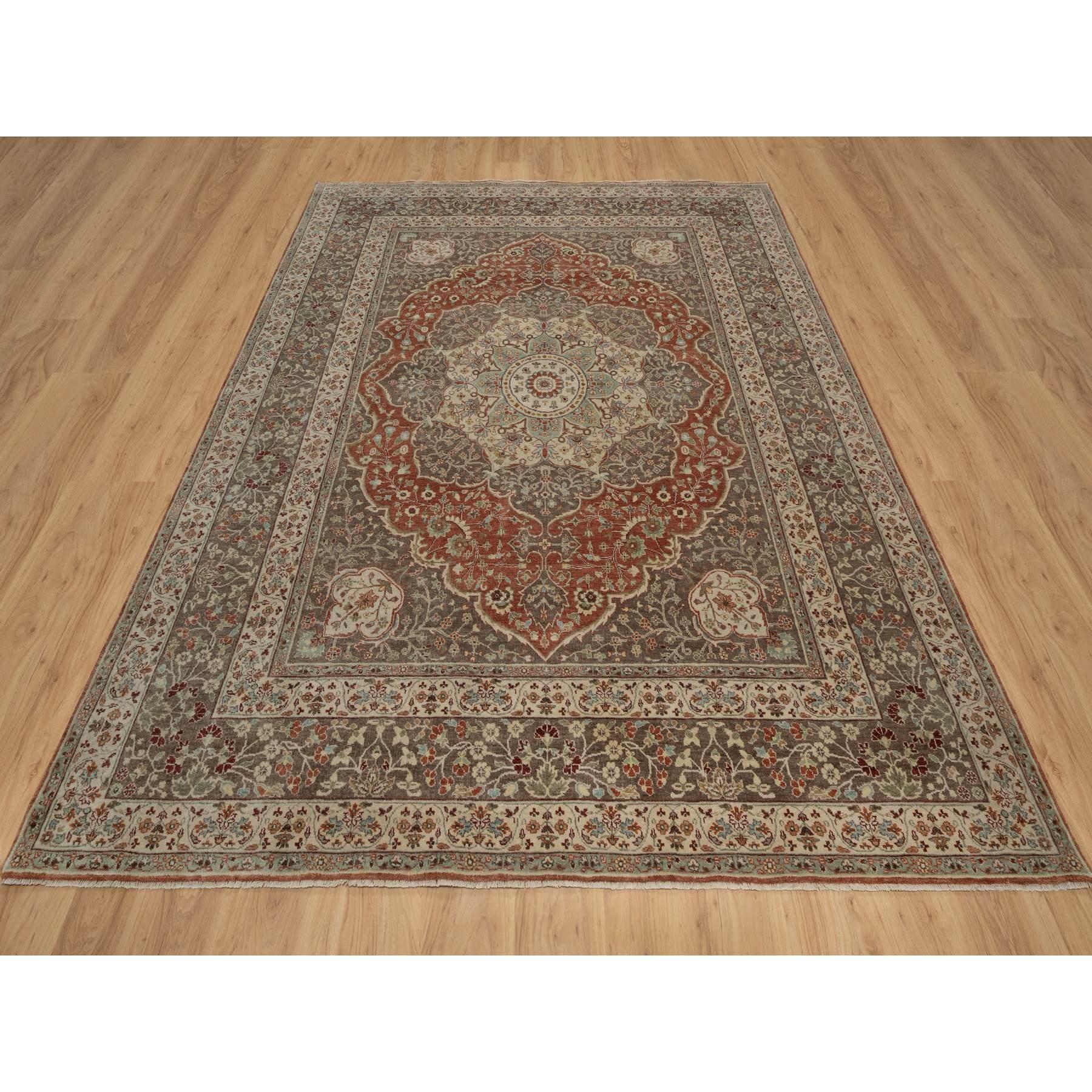 Auburn Red, Antiqued Fine Heriz Re-Creation with Large Medallion Design, Plush and Lush, Hand Knotted, 100% Wool, Denser Weave, Oriental Rug
Matières premières : Laine
Latex : Pas de poils 
hauteur : 0,25 pouces
Style : Traditionnel
Couleur primaire