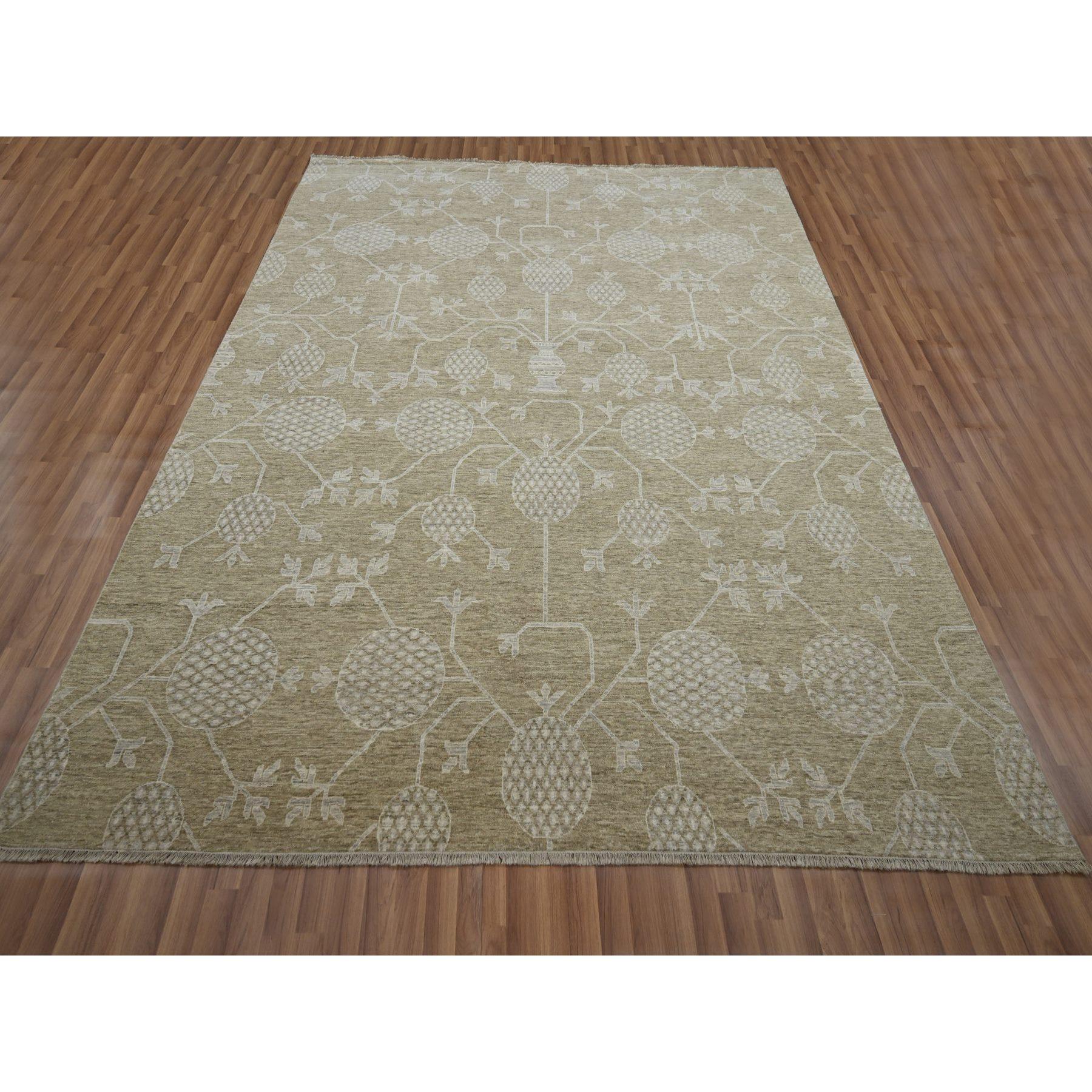 Dunkles Vanillebraun, Granatapfel Khotan Design, Ton in Ton, Null Flor, 100% Wolle, Handgeknüpft, Dichte Webart, Orientteppich
Primäre MATERIALIEN: Wolle
Latex: Kein Flor 
Höhe: 0,25 Zoll
Stil: Traditionell
Grundfarbe: Braun
Sekundäre Farben: Grau,