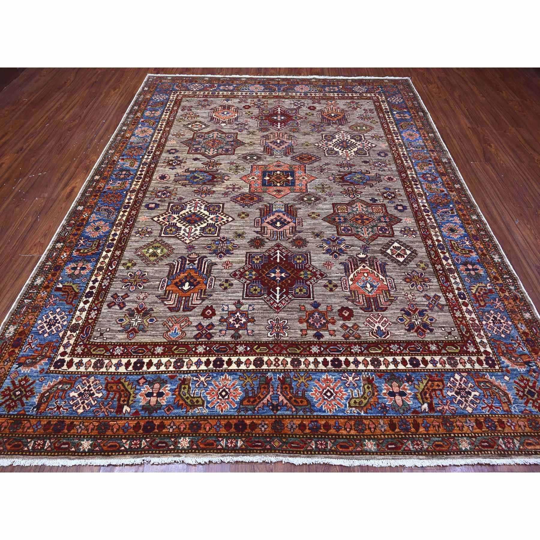 Ésta es una auténtica alfombra oriental afgana Super Kazak, anudada a mano, de pura lana. Ha sido anudada durante meses y meses con técnicas artesanales de tejido centenarias por expertos artesanos.
Materiales primarios: Lana
Látex: Sin pelo