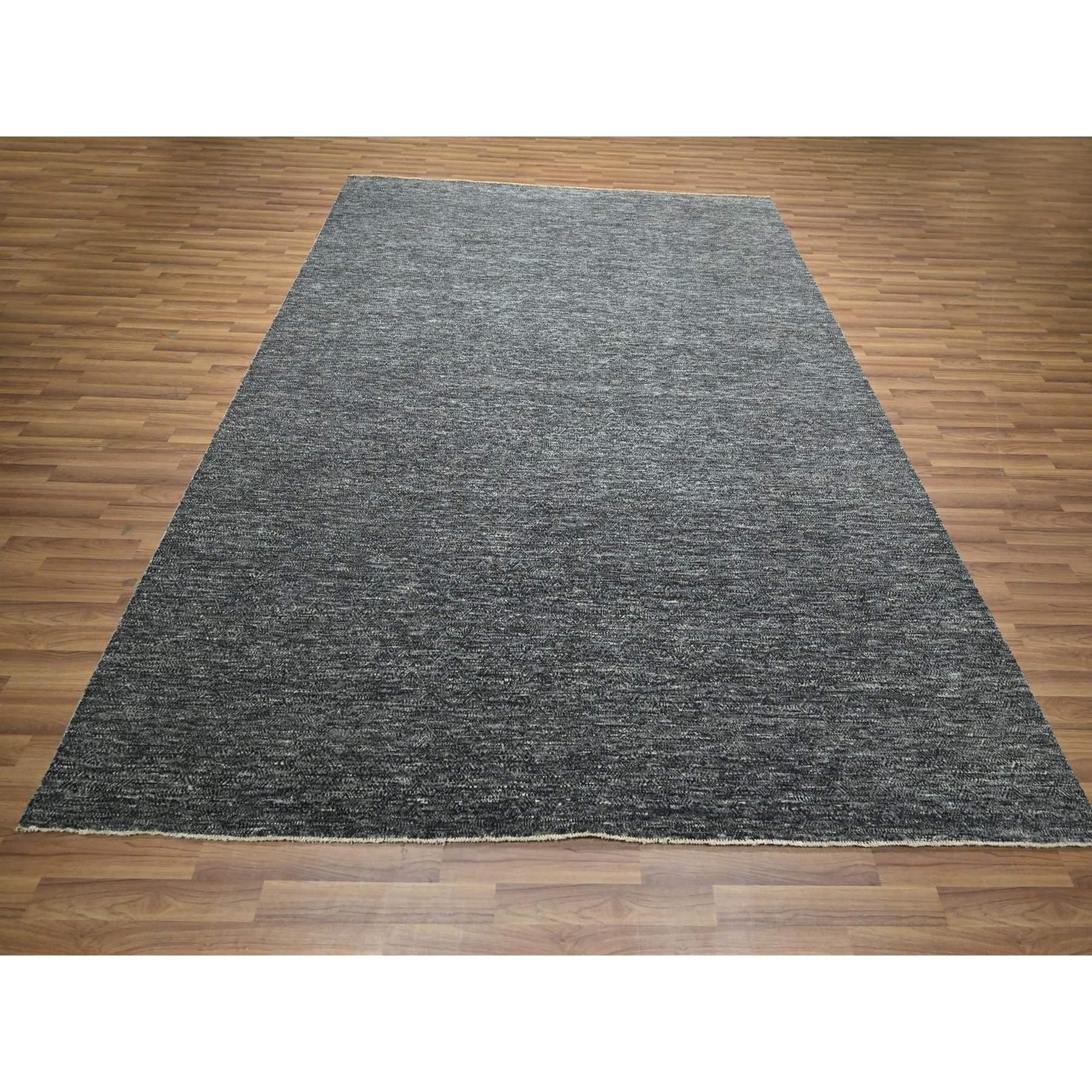 Gris foncé, noué à la main, motif Kohinoor Herat, petits losanges géométriques répétitifs, laine douce, ton sur ton, tapis d'Orient
Matières premières : Laine
Latex : Pas de poils 
hauteur : 0,25 pouces
Style : Contemporain
Couleur primaire :