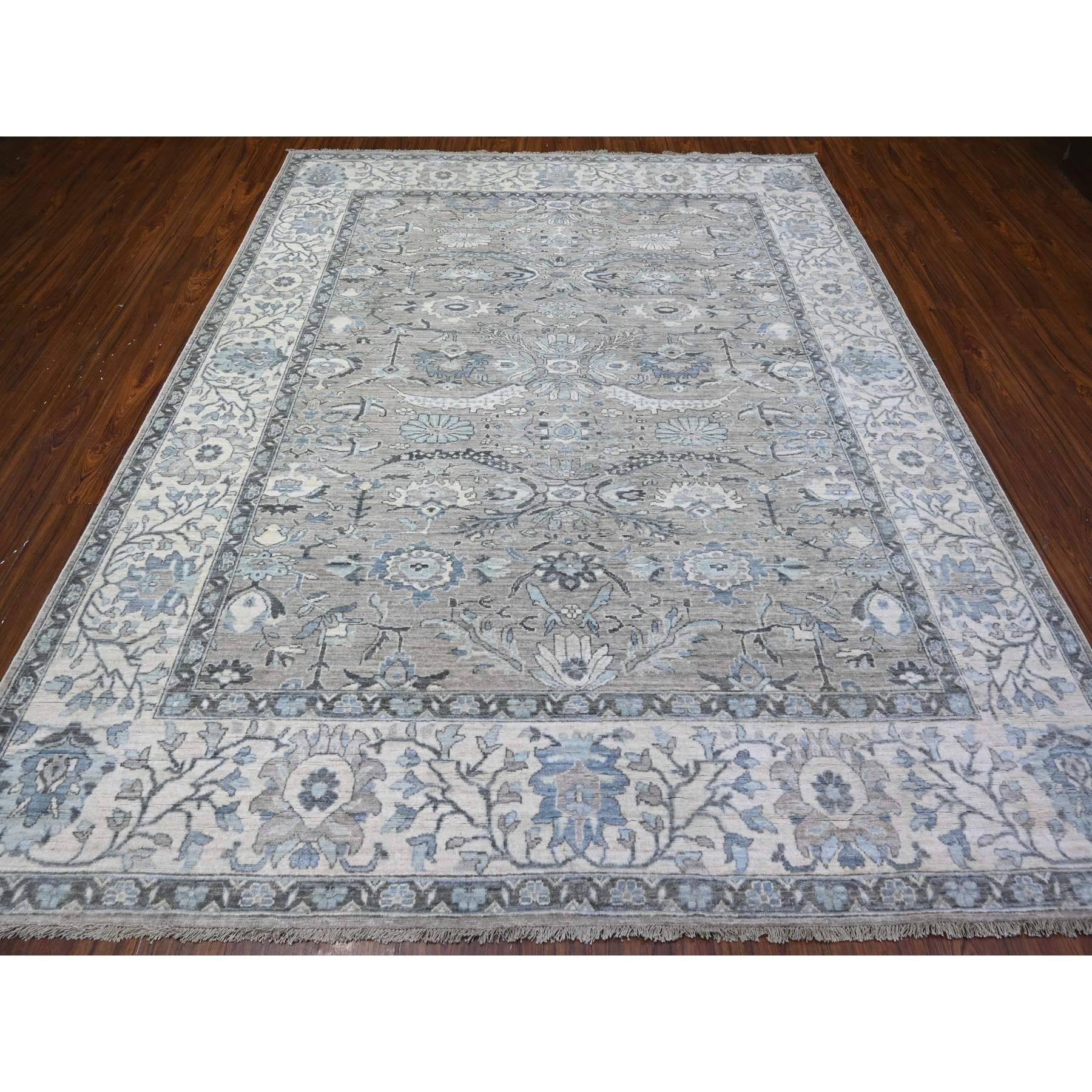 Se trata de una auténtica alfombra oriental de Peshawar con diseño de hoja de hoz, anudada a mano, de pura lana. Ha sido anudada durante meses y meses con técnicas artesanales de tejido centenarias por expertos artesanos.
Materiales primarios:
