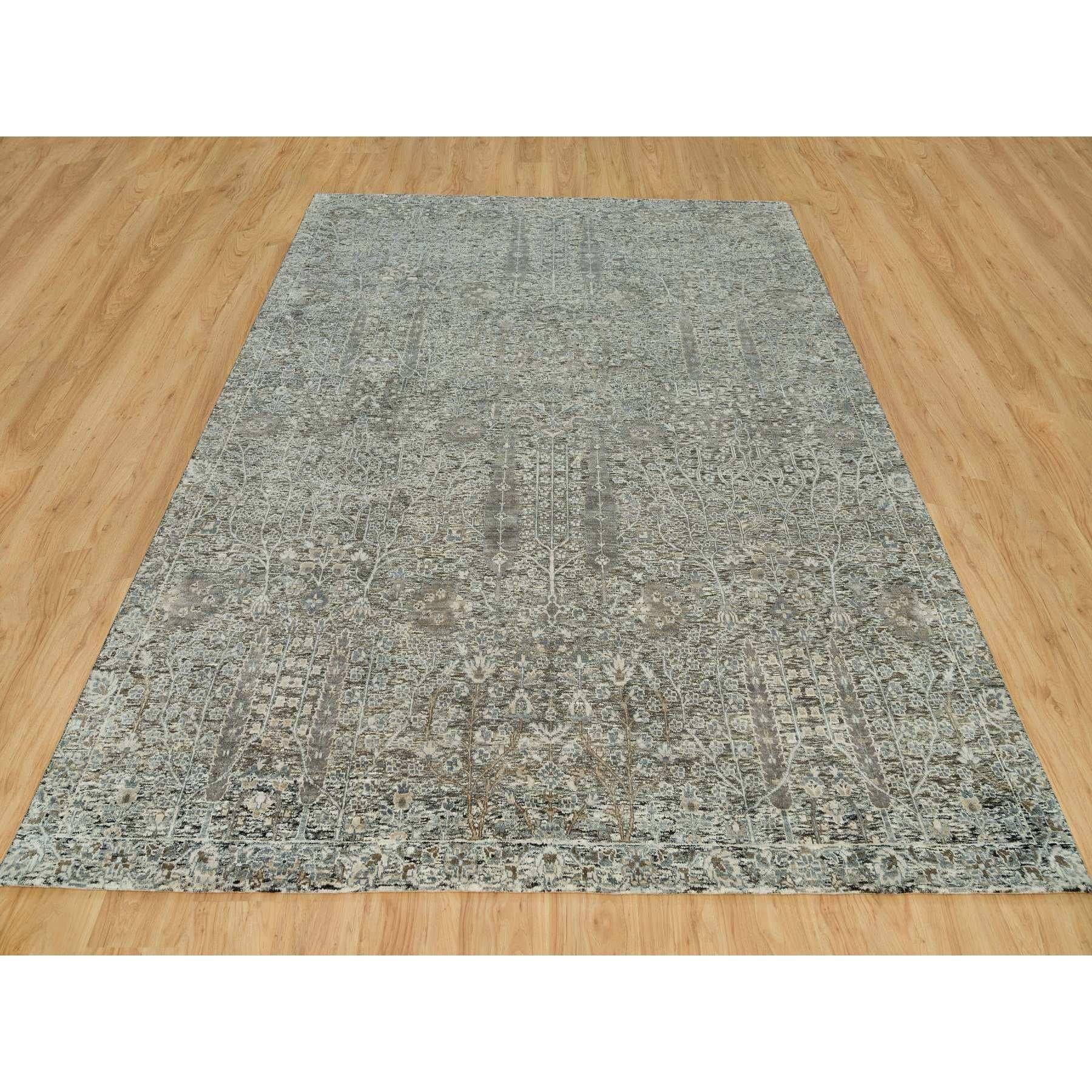 Il s'agit d'un véritable tapis d'Orient beige, en soie et laine texturée, noué à la main, à motifs de saules et de cyprès. Il a été noué pendant des mois et des mois selon des techniques de tissage séculaires par des artisans experts.
Matériaux
