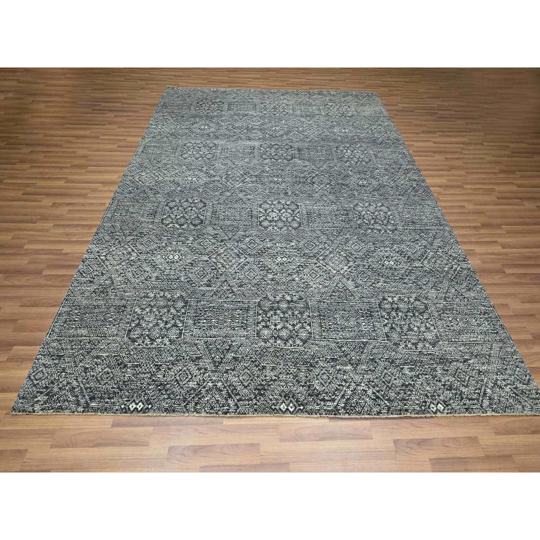 Gris galet, ton sur ton, motif géométrique complexe et répétitif, laine et soie, noué à la main, tapis oriental
Matériaux primaires : Laine et soie
Latex : Pas de poils 
hauteur : 0,25 pouces
Style : Transitionnel
Couleur primaire : Gris
Couleurs