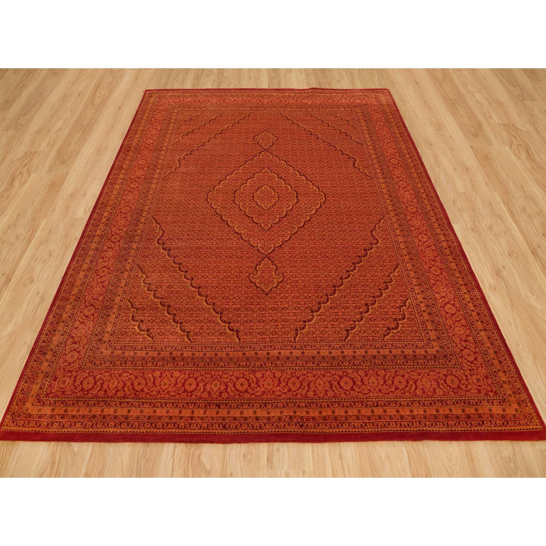 Questo è un autentico tappeto orientale Tabriz Mahi, annodato a mano, in pura lana, unico nel suo genere. È stato annodato per mesi e mesi con tecniche di tessitura secolari da esperti artigiani.
Materiali primari: Lana
Lattice: No Pile 
altezza: