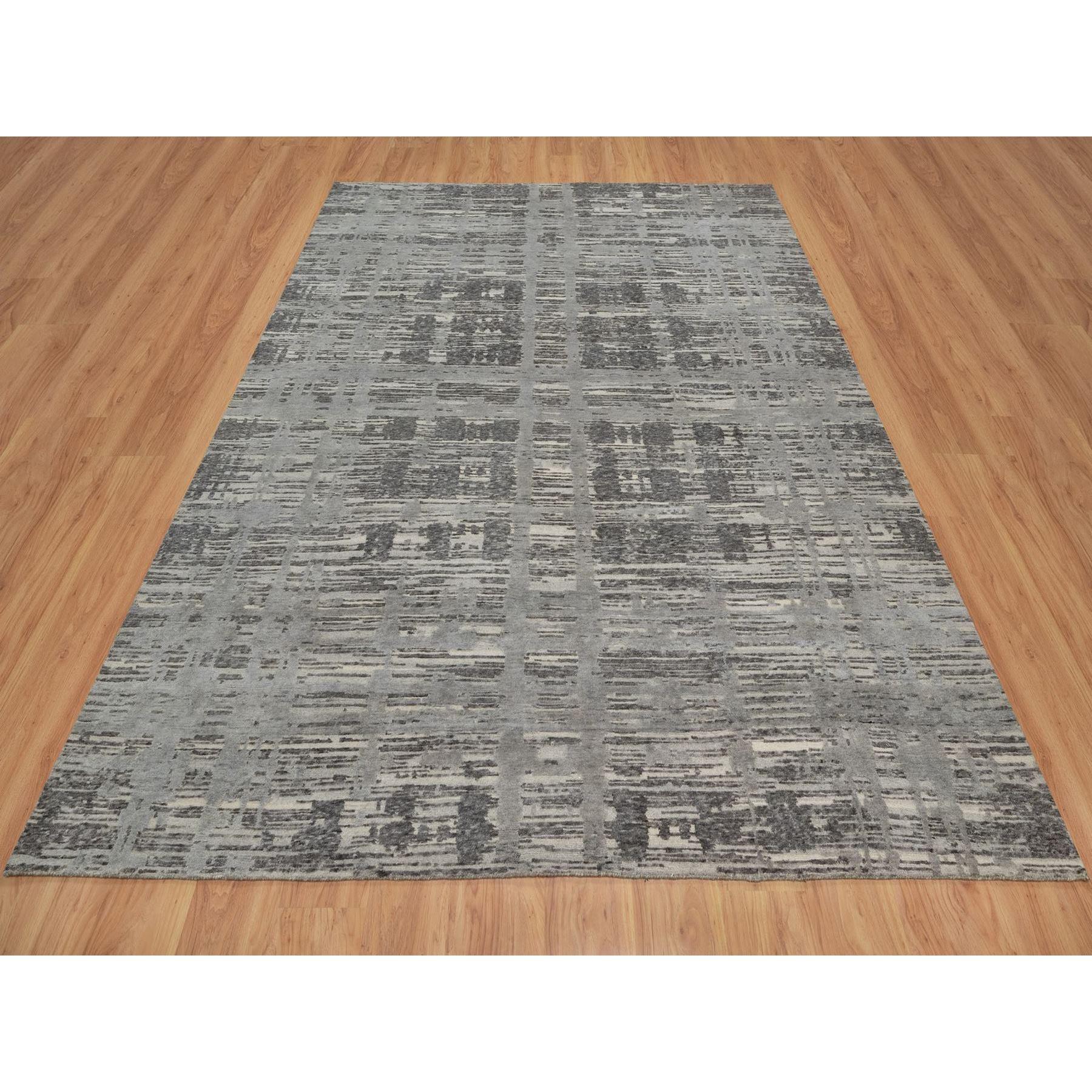 Fossil Gray, Modernes kreuz und quer durchgestrichenes Design, Handgeknüpft, Handgesponnene ungefärbte natürliche Wolle, Orientteppich
Primäre MATERIALIEN: Wolle
Latex: Kein Flor 
Höhe: 0,25 Zoll
Stil: AM Contemporary
Grundfarbe: