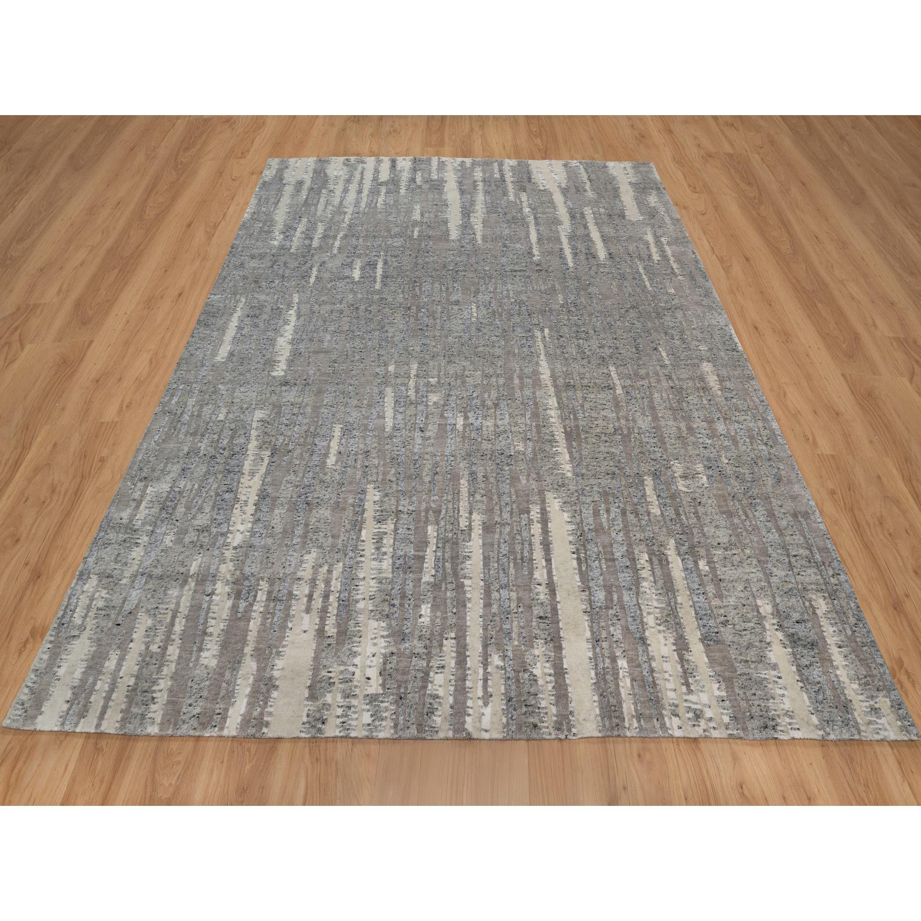 Gris tourterelle, tissage népalais avec design de lignes, laine texturée non teintée naturelle, nouée à la main, tapis d'Orient
Matières premières : Laine
Latex : Pas de poils 
hauteur : 0,25 pouces
Style : Contemporain
Couleur primaire :