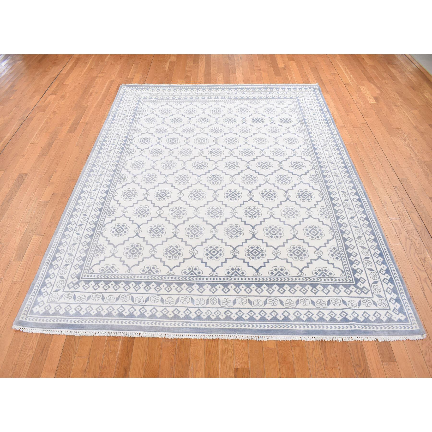 Elfenbein, Agra Mughal Dynastie Design, Baumwolle, Handgeknüpft, Orientteppich 
Primäre MATERIALIEN: Baumwolle
Latex: Kein Flor 
Höhe: 0,25 Zoll
Stil: Transitional
Grundfarbe: Elfenbein
Sekundäre Farben: Grau
Muster: Orientalisch