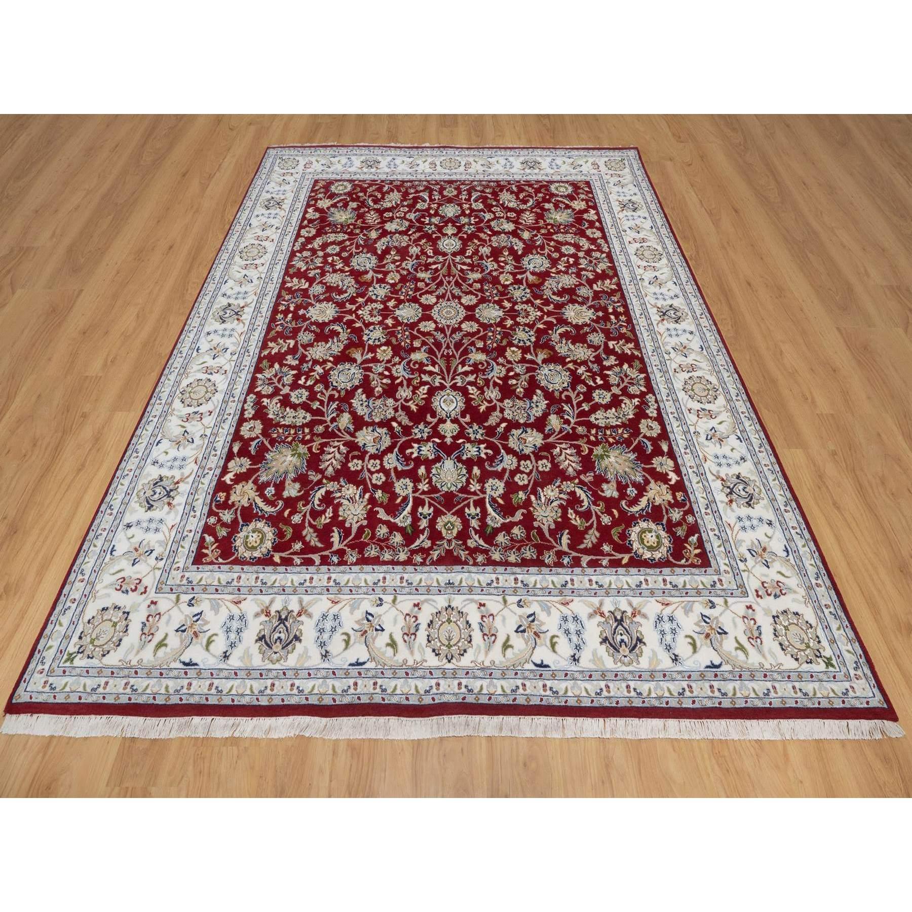 Rosso ciliegia, Lana e seta, Nain con Design/One floreale, 250 KPSI, Annodato a mano, Pile morbido, Tappeto orientale
Materiali primari: Lana e seta
Lattice: No Pile 
altezza: 0,25 pollici
Stile: Tradizionale
Colore primario: Rosso
Colori secondari: