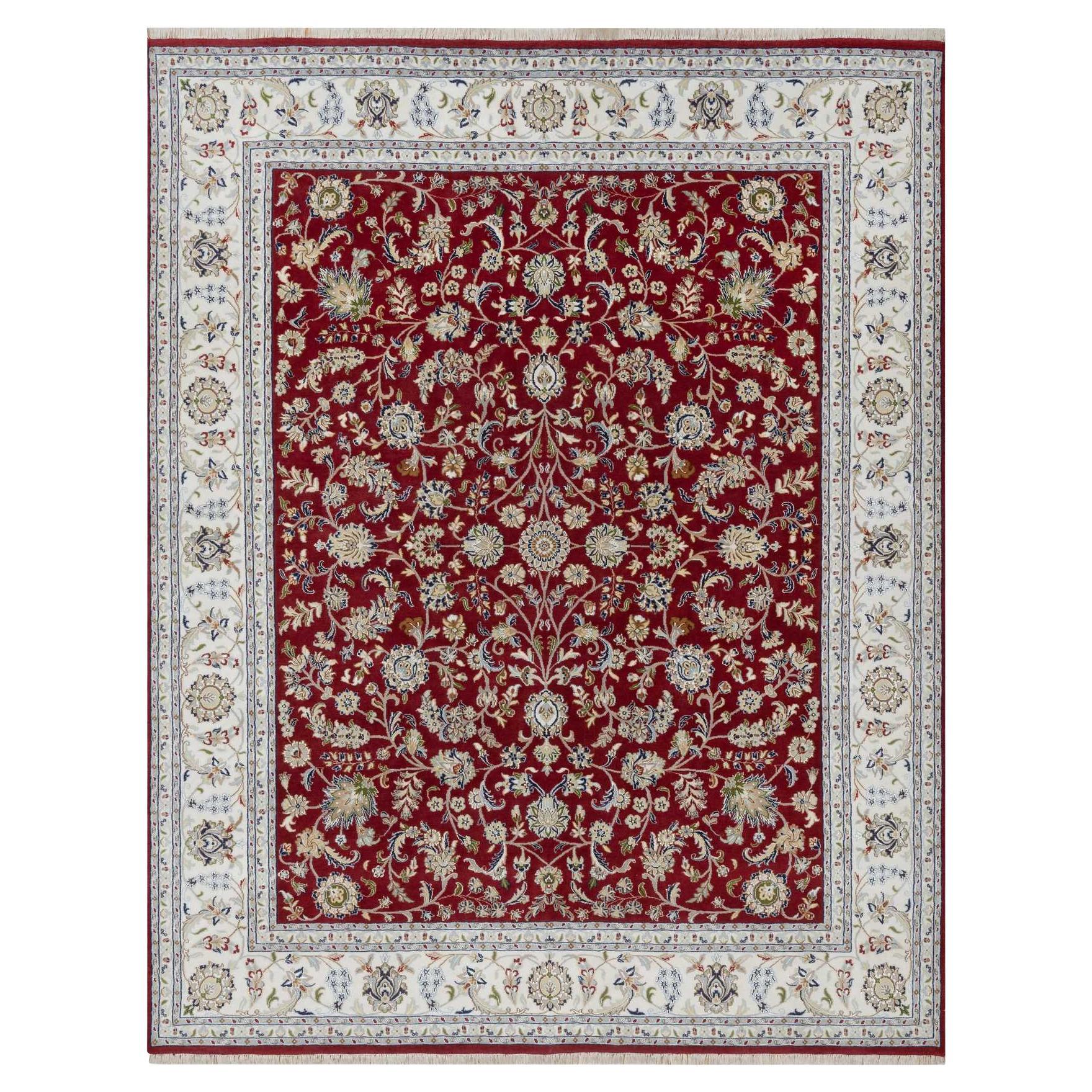 8'1 "x10'3" Tappeto orientale annodato a mano in lana e seta rosso ciliegia con disegno di fiori di Nain in vendita