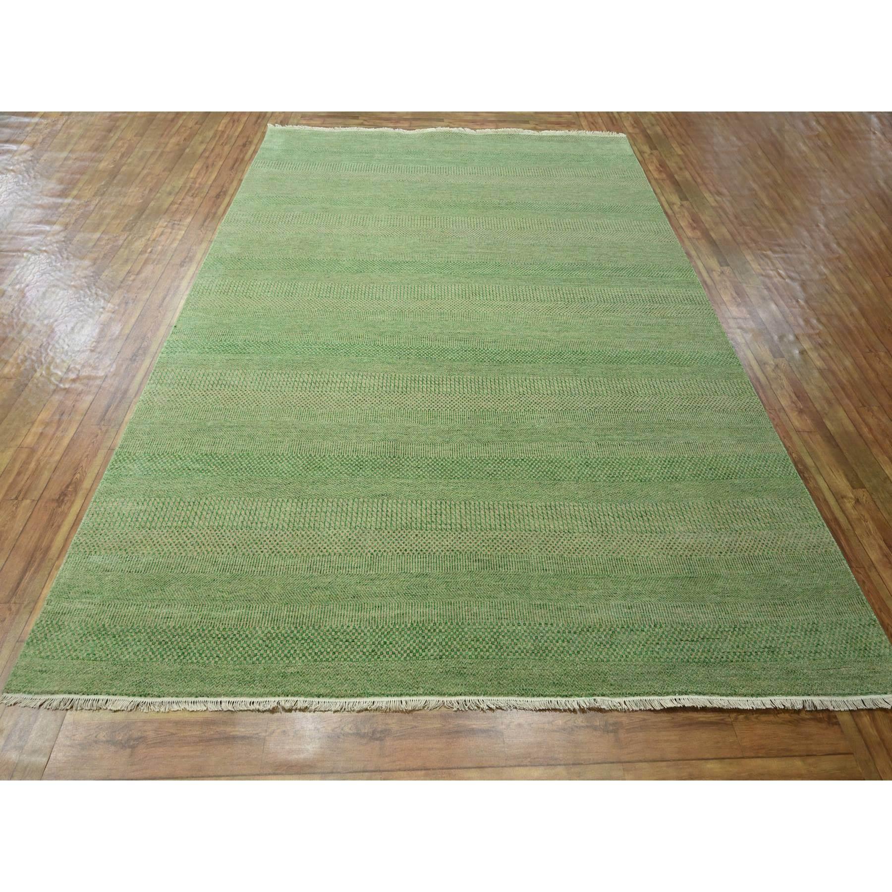 Verde menta, Diseño moderno de hierba, Anudada a mano, Tejido más denso, Tono sobre tono, Sin bordes, Lana y seda, Exuberante y afelpada, Alfombra oriental
Materiales primarios: Lana y seda
Látex: Sin pelo 
altura: 0,25 Pulgadas
Estilo: