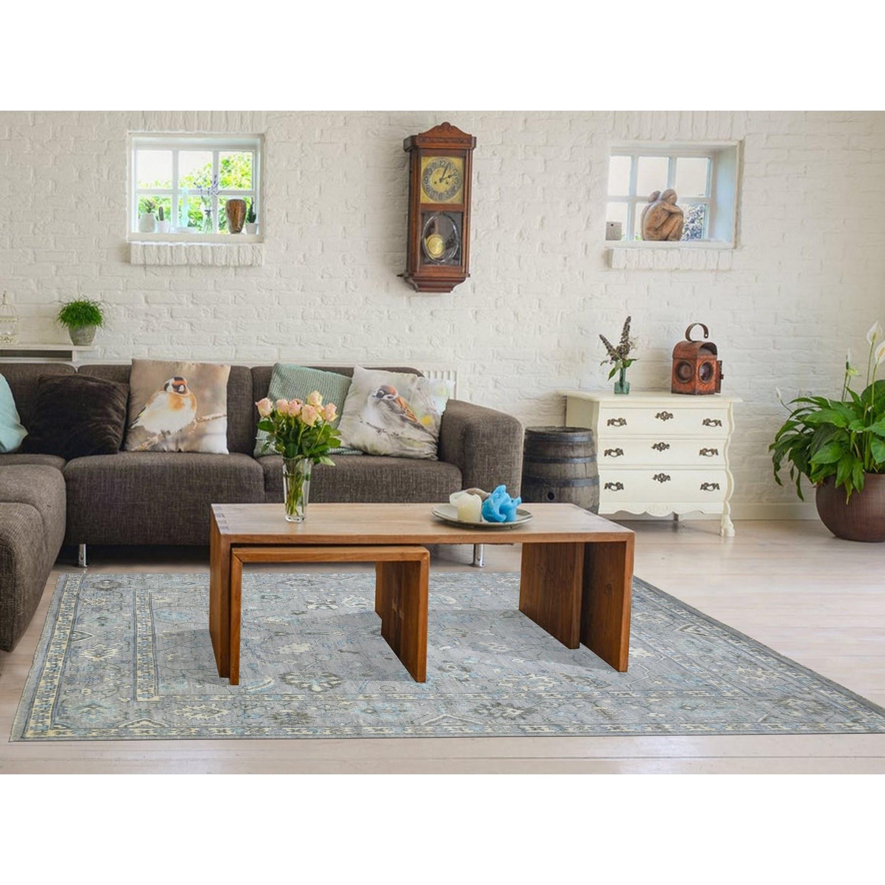 Il s'agit d'un véritable tapis noué à la main, unique en son genre, de type Silver Gray Angora Oushak All Over Motifs Afghan. Il a été noué pendant des mois et des mois selon des techniques de tissage séculaires par des artisans experts.
Matières