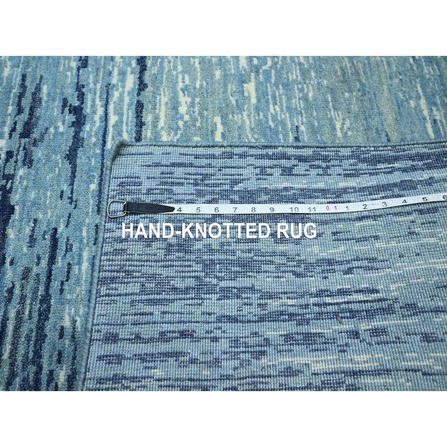 Tapis noué à la main bleu à nuances horizontales de bleu 8'1