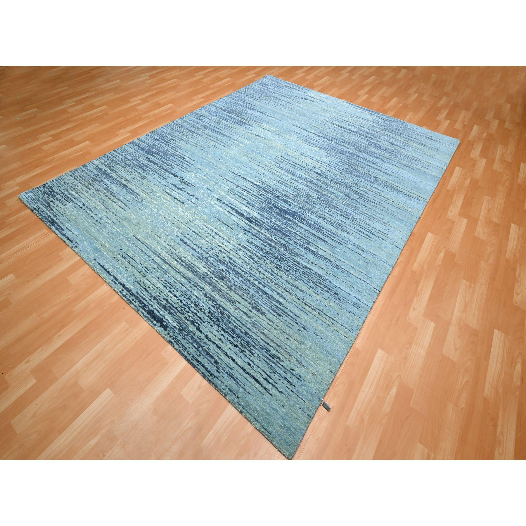 Moderne Tapis noué à la main bleu à nuances horizontales de bleu 8'1