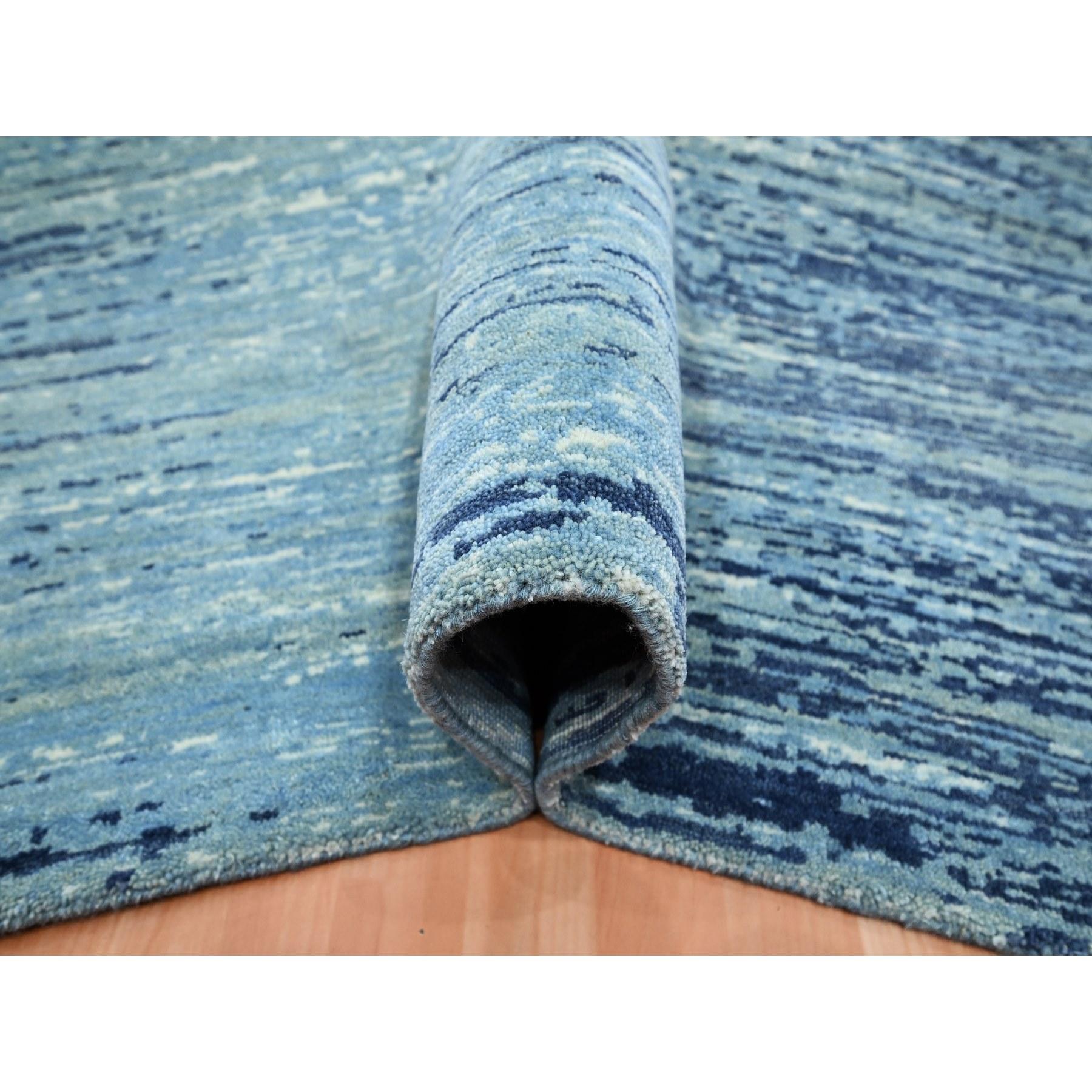 Noué à la main Tapis noué à la main bleu à nuances horizontales de bleu 8'1