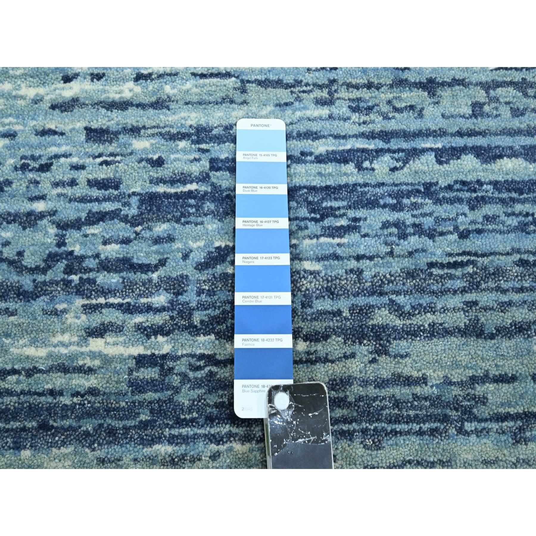 XXIe siècle et contemporain Tapis noué à la main bleu à nuances horizontales de bleu 8'1