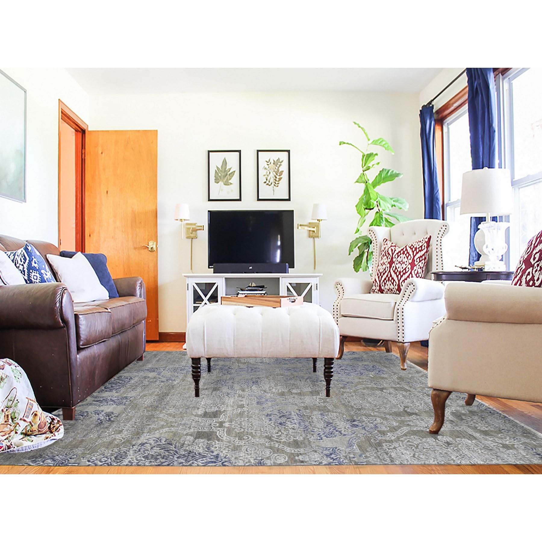 Taupe, Hi and Lo, soie et laine textur�ée, noué à la main, transitionnel, tapis oriental
Matériaux primaires : Laine et soie
Latex : NonHauteur des poils : 0.25 pouces
Style : Transitionnel
Couleur primaire : Gris
Couleurs secondaires : Ivoire,