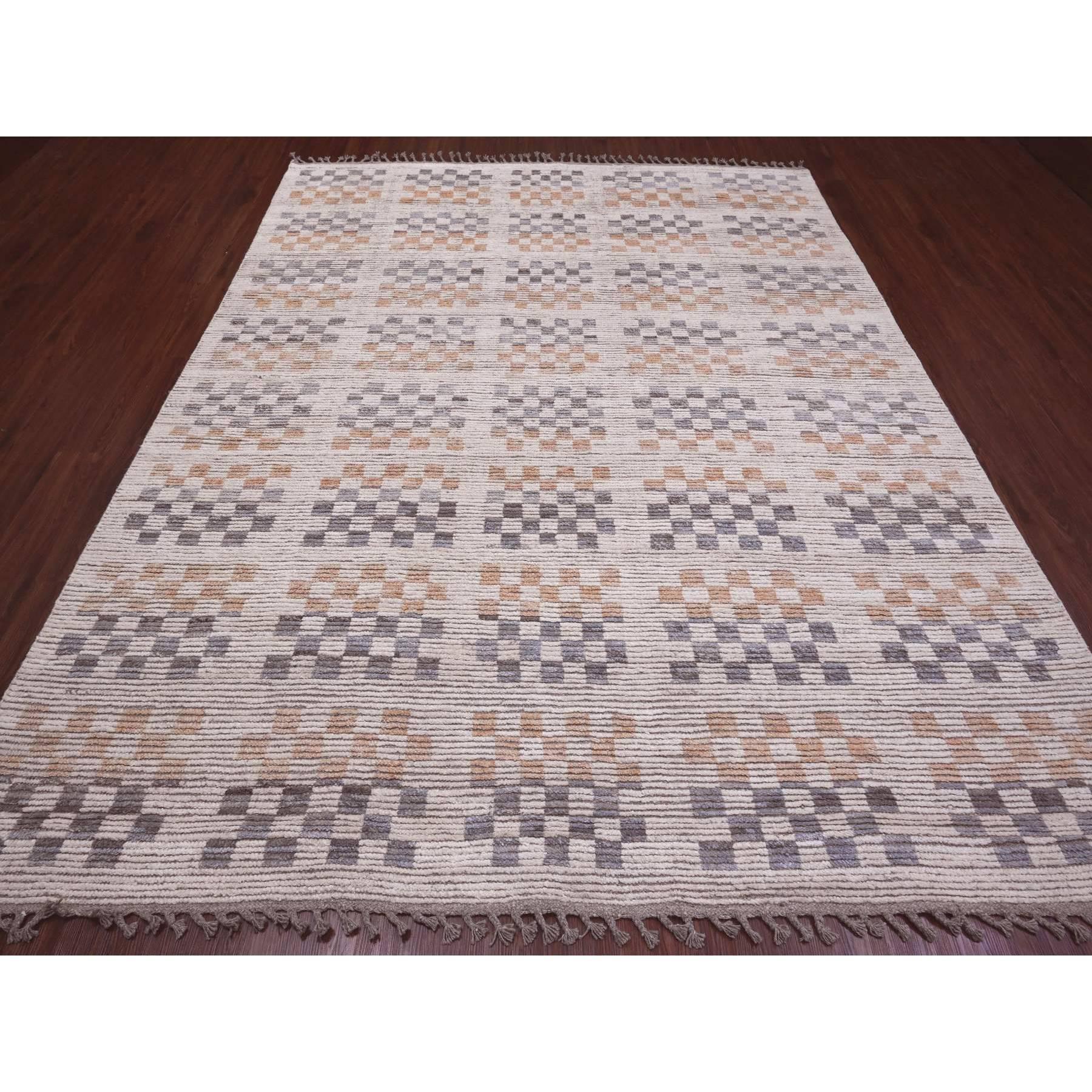 Chiffon bianco, trama marocchina con disegno a scatola dai colori tenui ed equilibrati, annodato a mano, lana morbida, tono su tono, pelo strutturato, Tappeto orientale
Materiali primari: Lana
Lattice: No Pile 
altezza: 0,25 pollici
Stile: